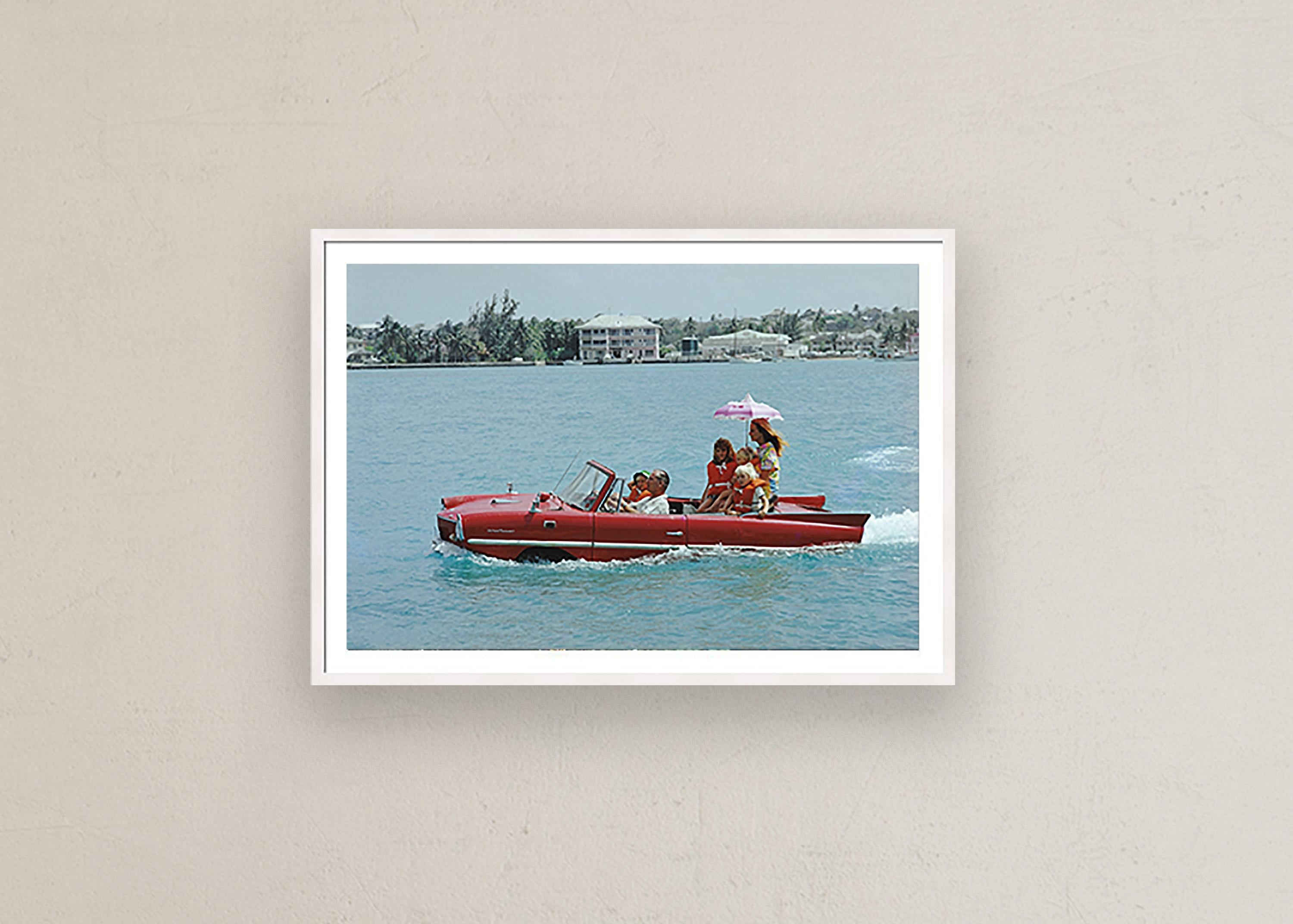 Sea Drive, une photographie de la collection Slim Aarons d'Amphicar à Nassau en vente 6