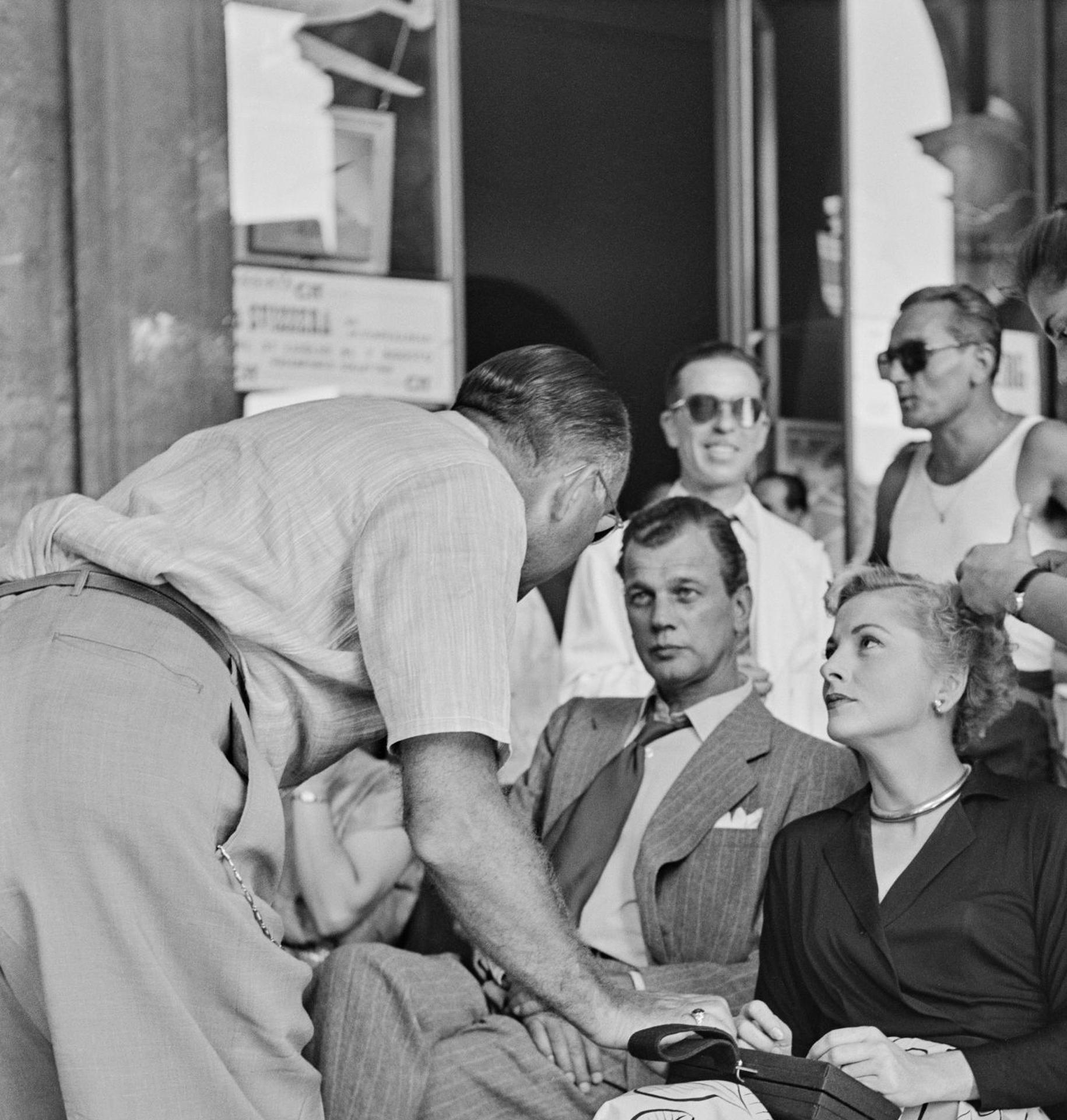 Dieses Porträtfoto aus den späten 1940er Jahren, aufgenommen vom Society-Fotografen Slim Aarons, zeigt die Schauspielerin Joan Fontaine (1917-2003) und ihren Co-Star Joseph Cotten (1905-1994), die von William Dieterle (1893-1972) bei den