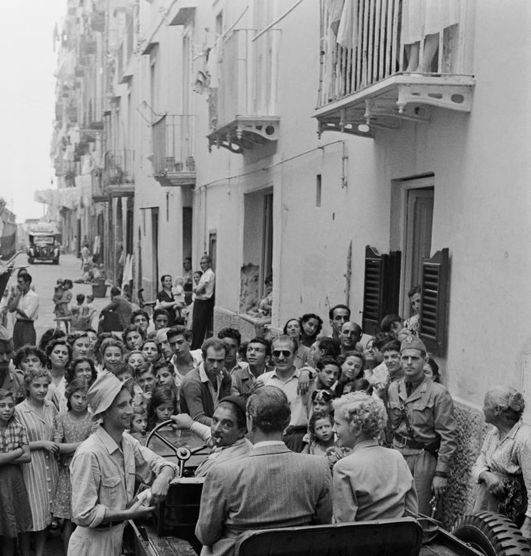 Dieses Porträtfoto aus den späten 1940er Jahren, aufgenommen vom Society-Fotografen Slim Aarons, zeigt eine Menschenmenge, die sich versammelt, um die Schauspieler Joan Fontaine und Joseph Cotten am Set von William Dieterles romantischem Drama