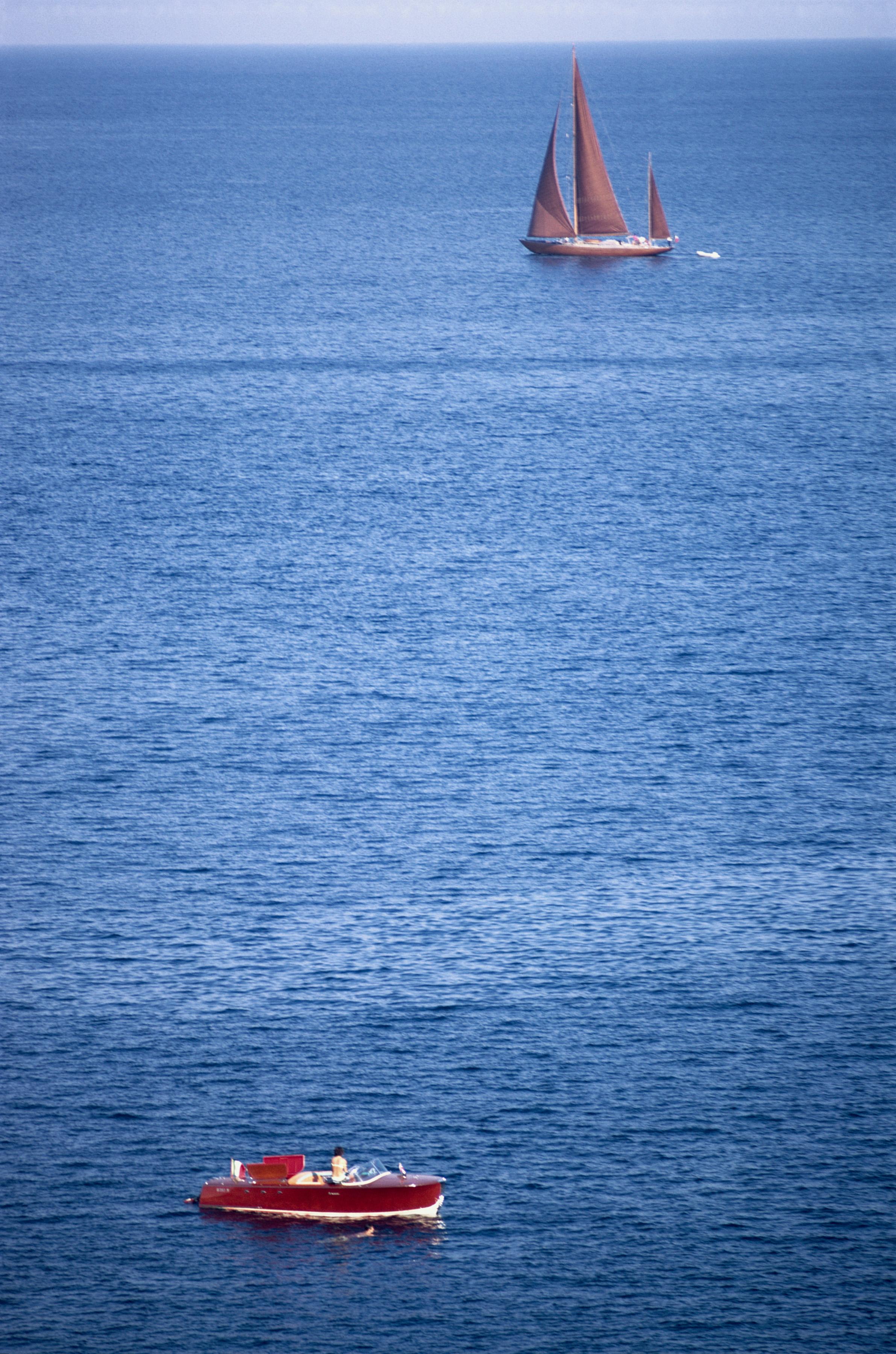Landscape Photograph de Slim Aarons - Barcos que pasan, 1969 - Fotografía Oceánica Ketch Yate Veleros América