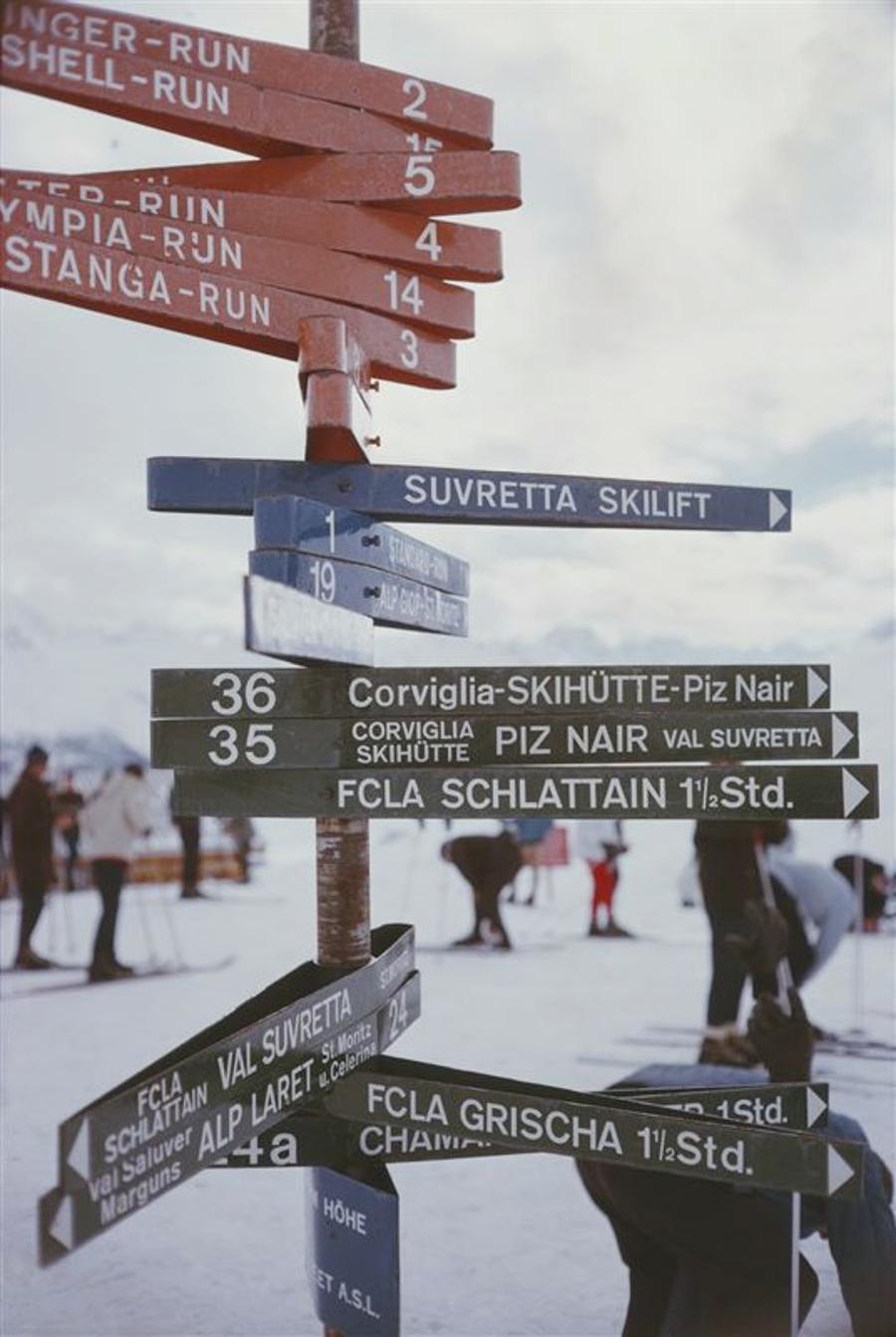 Cartello a St. Moritz 
1963
da Slim Aarons

Slim Aarons Edizione Limitata Estate

Un cartello che indica varie piste da sci e da slittino nella località di St. Moritz, Svizzera, marzo 1963.

non incorniciato
c stampa di tipo
stampato 2023
24 x 20" 