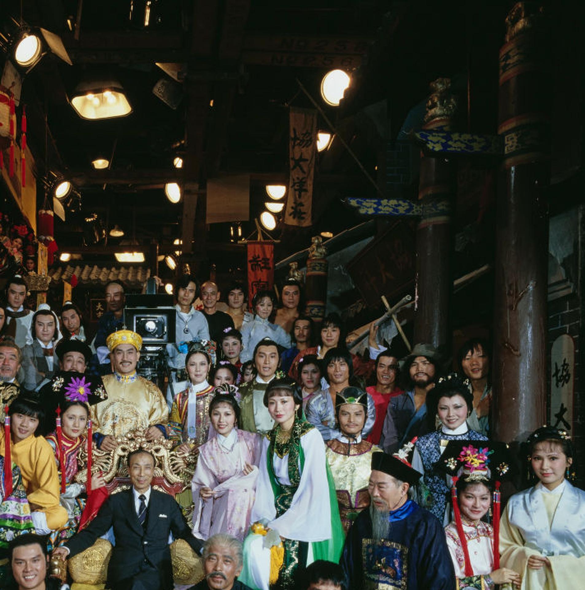 Dieses Porträtfoto des Society-Fotografen Slim Aarons aus den späten 1970er Jahren zeigt den Philanthropen und Unterhaltungsmogul Sir Run Run Shaw umgeben von den Stars des Hongkonger Kinos.

Dies ist eine nachlassgestempelte und handnummerierte