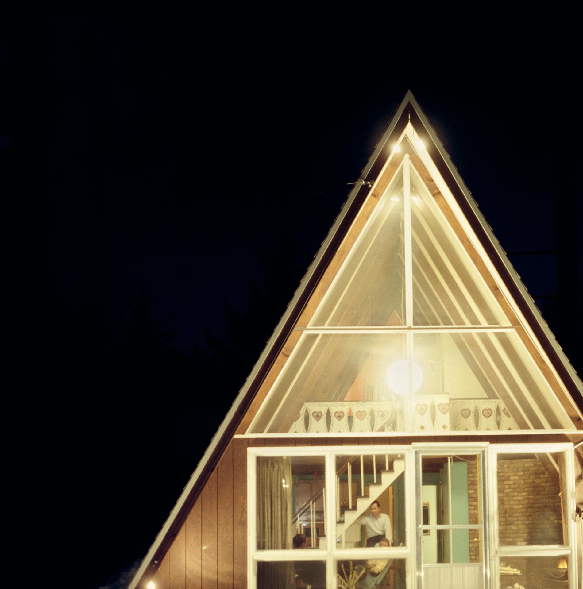 Skaal House In Stowe, Nachlass-Ausgabe (Schwarz), Figurative Photograph, von Slim Aarons