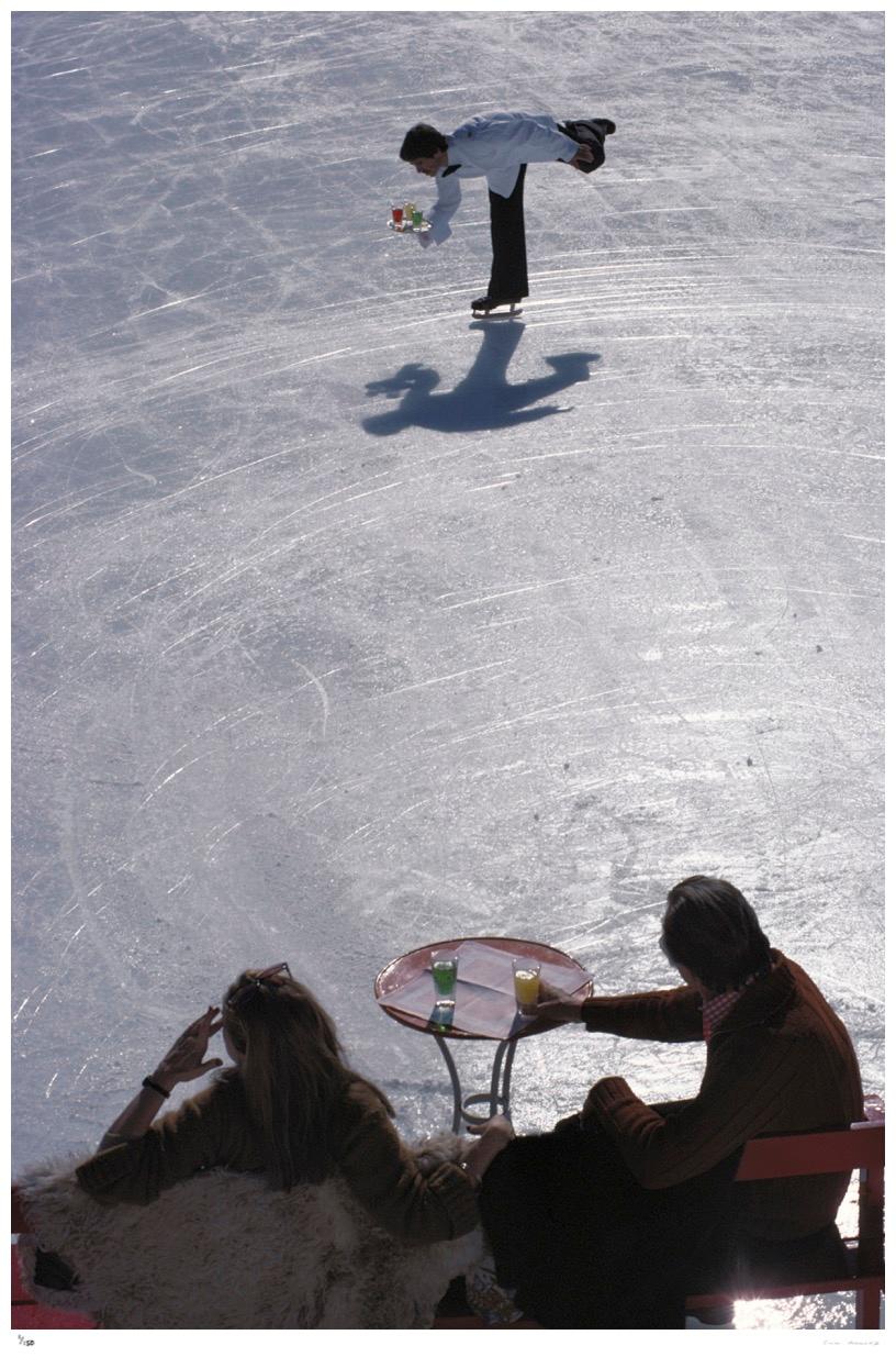 Serveur patineur 1978 - Slim Aarons Estate Stamped