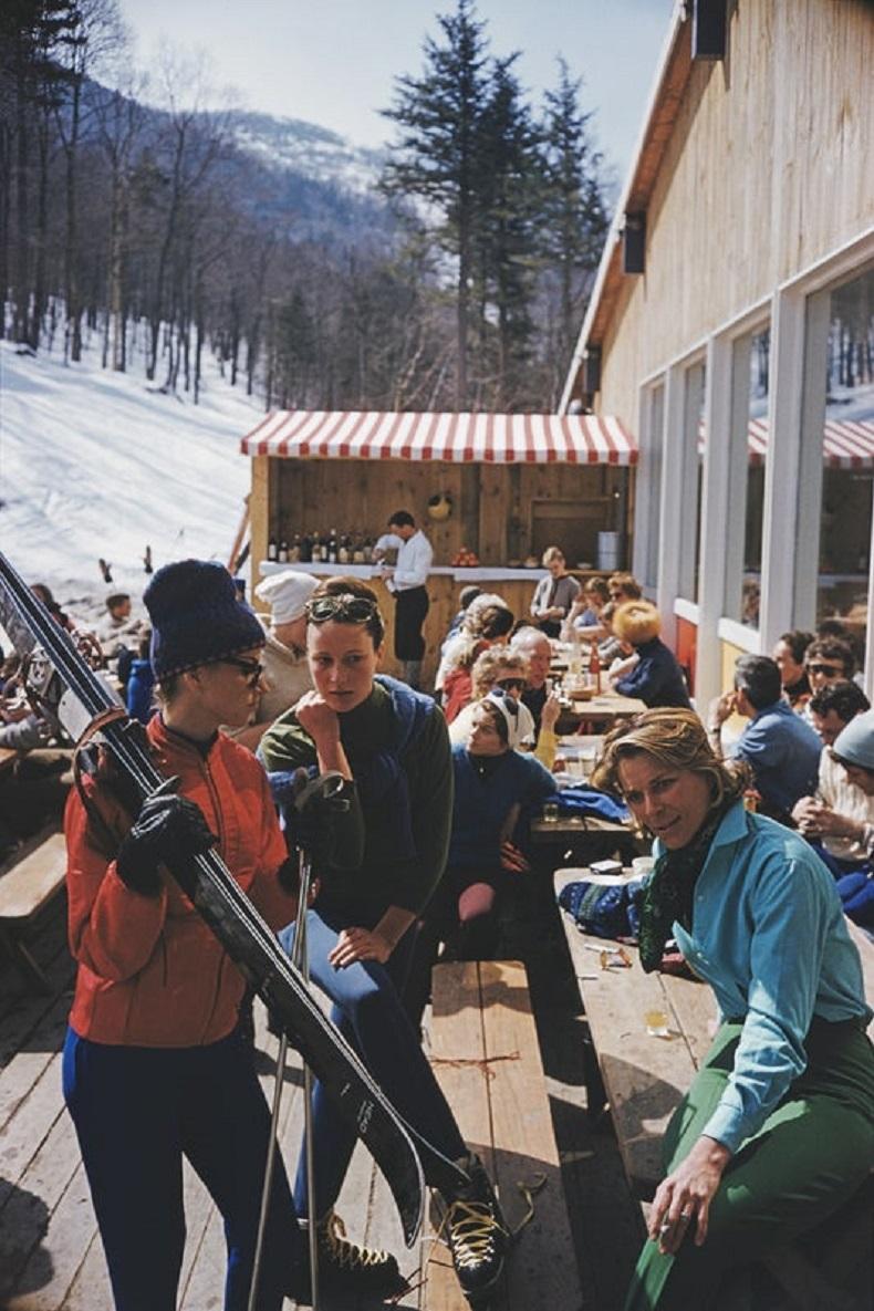 skimode am Sugarbush' 1960 Slim Aarons Limitierte Nachlassausgabe Druck 

Die amerikanische Prominente und Modeschriftstellerin Nan Kempner (1930 - 2005) im Dezember 1960 im Skigebiet Sugarbush Mountain in Vermont.

Hergestellt aus der