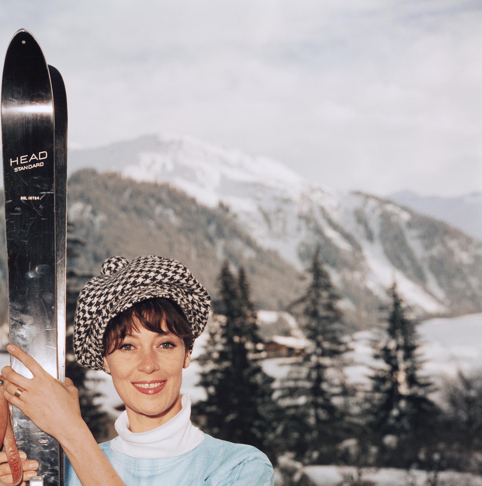 Ski Siren, Schweiz, Nachlassausgabe, Winterporträtfotografie (Grau), Color Photograph, von Slim Aarons