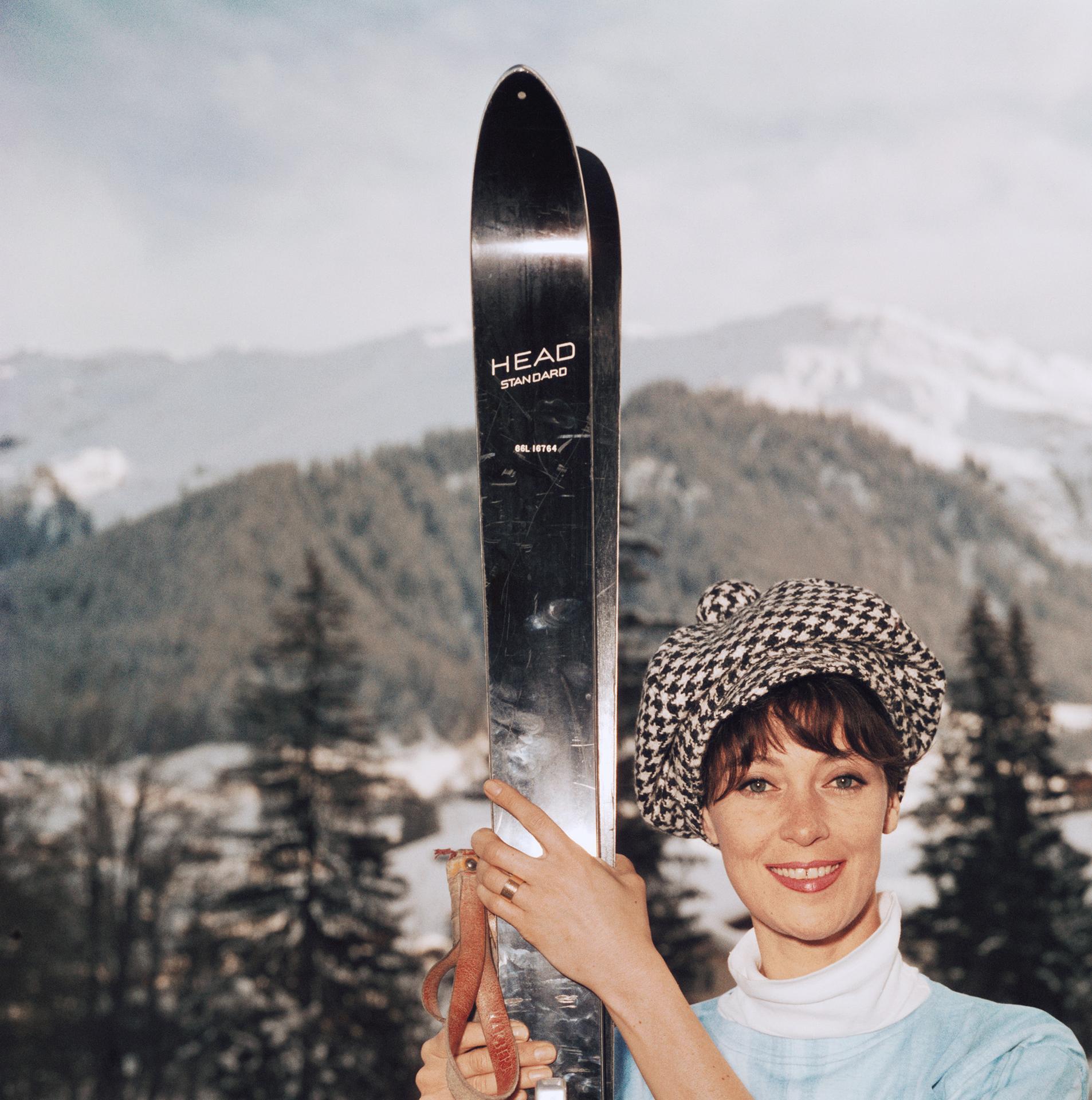 Ski Siren, Schweiz, Nachlassausgabe, Winterporträtfotografie

Diese Winterlandschaft aus den frühen 1960er Jahren, die der Society-Fotograf Slim Aarons aufgenommen hat, zeigt das Model Barbara Mullen beim Skifahren in Klosters, Schweiz.

Dies ist