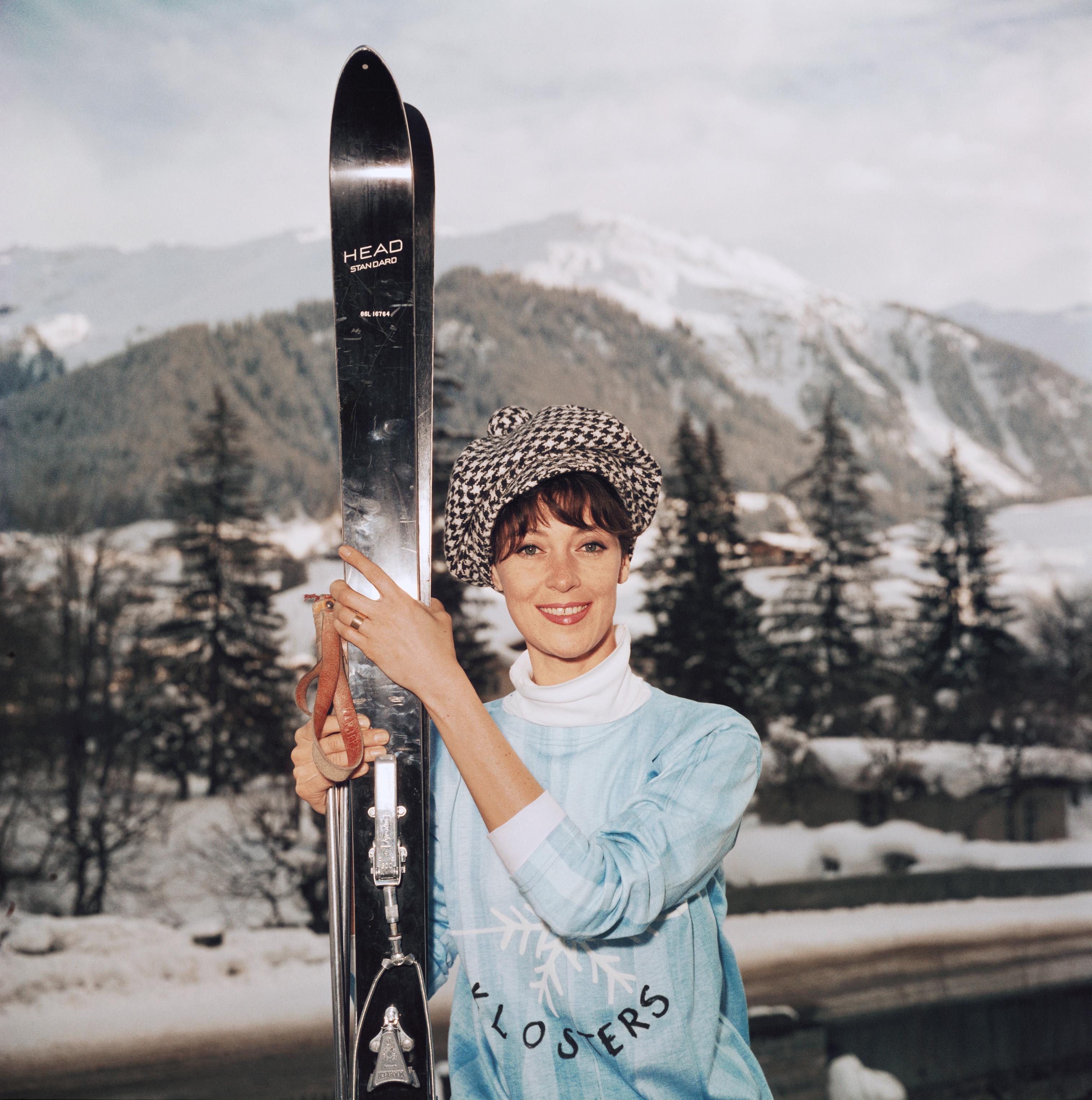 Slim Aarons Color Photograph – Ski Siren, Schweiz, Nachlassausgabe, Winterporträtfotografie