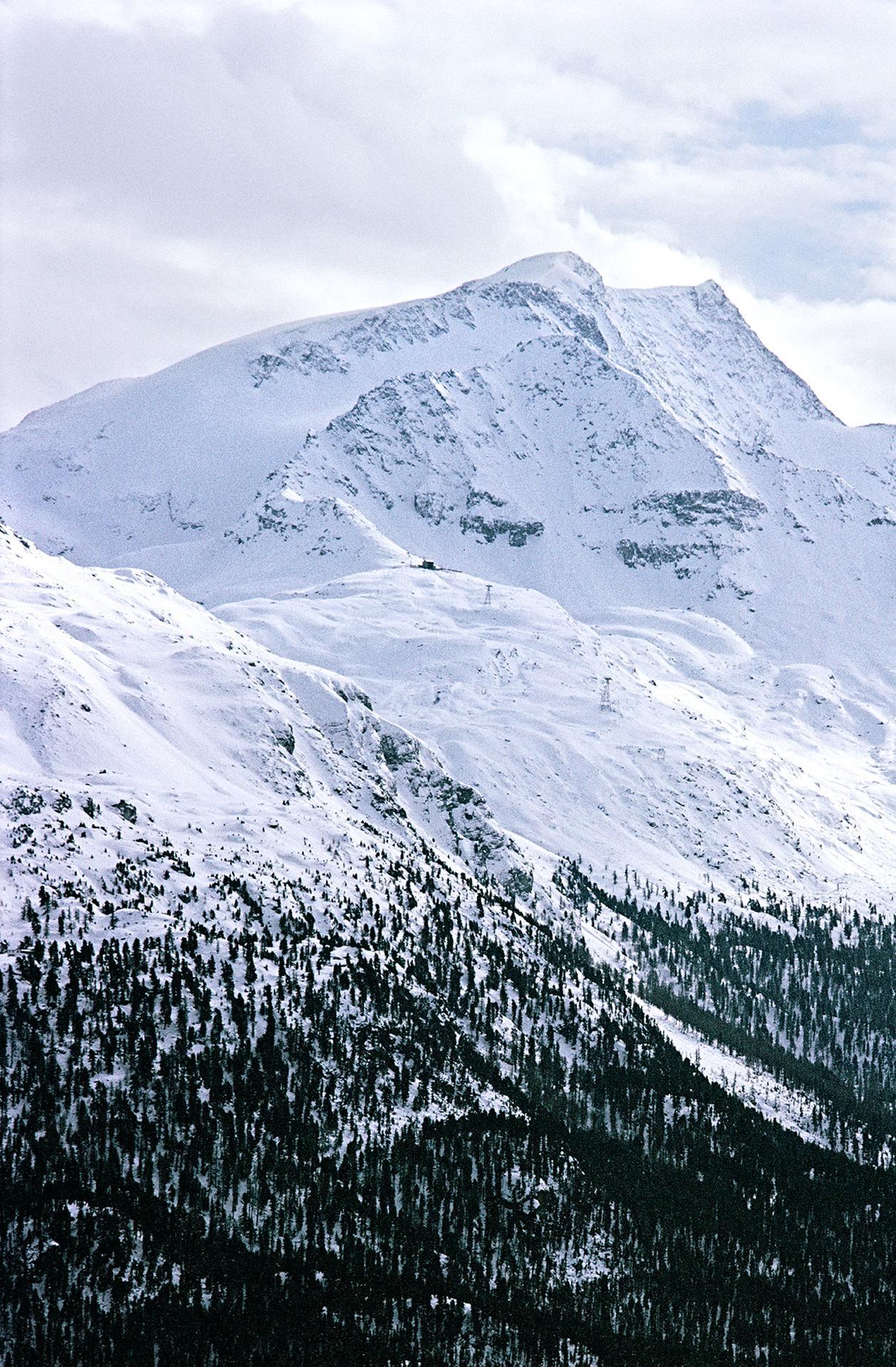 Skieurs (en bas) sur une piste à St Moritz, Suisse, mars 1963. 

Slim Aarons Estate Edition, certificat d'authenticité inclus.
Numéroté et tamponné par la succession Slim Aarons
Le collectionneur recevra le prochain numéro de l'édition.
Impression