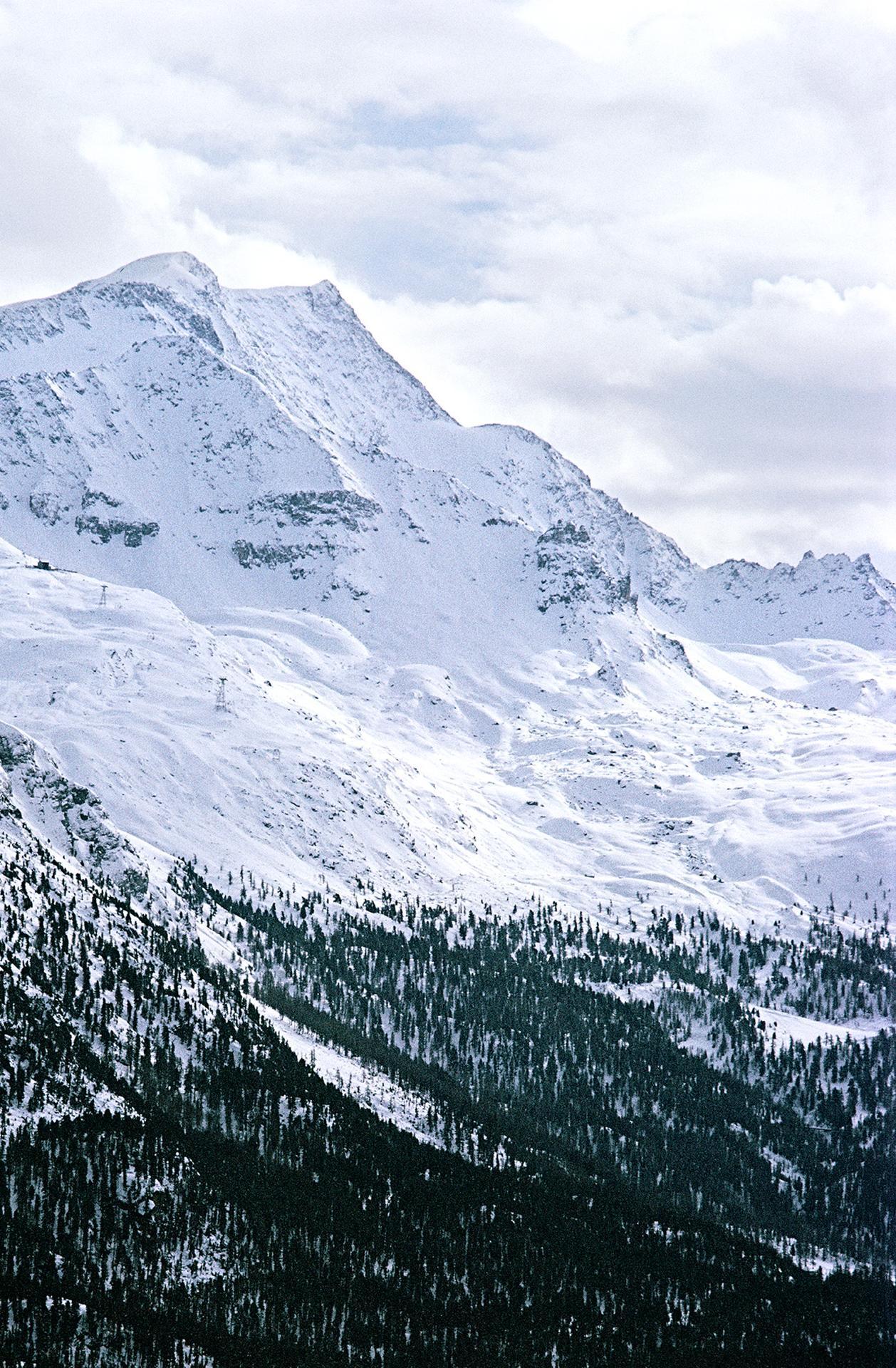 Skieurs (en bas) sur une piste à St Moritz, Suisse, mars 1963. 

Slim Aarons Estate Edition, certificat d'authenticité inclus.
Numéroté et tamponné par la succession Slim Aarons
Le collectionneur recevra le prochain numéro de l'édition.
Impression