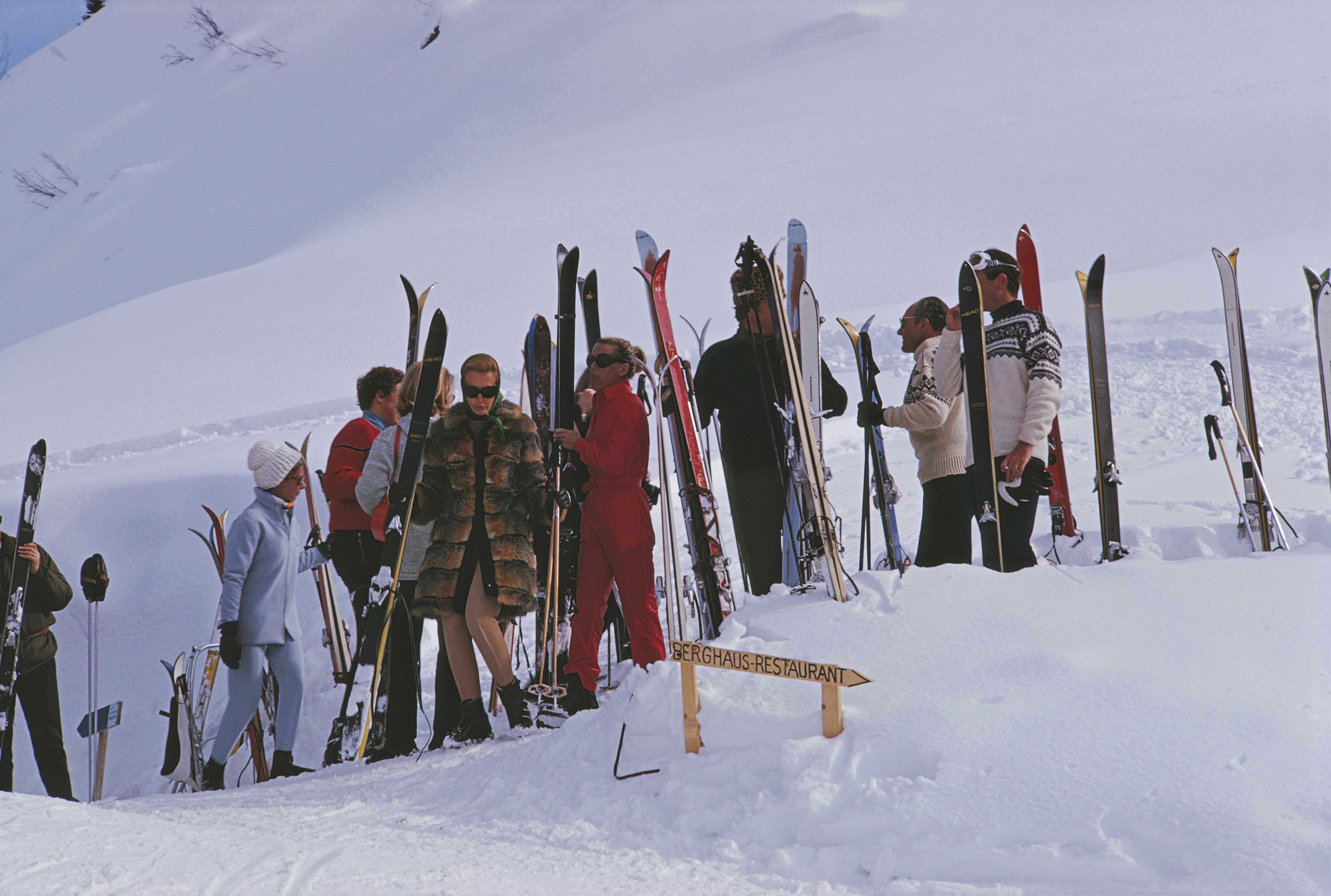 'Skiers At Gstaad' 1969 Slim Aarons Limited Estate Edition Print 

Skiers at Gstaad, Switzerland, March 1969.

Produced from the original transparency
Certificate of authenticity supplied 
Archive stamped

Paper Size  24x20 inches / 60 x 50 cm