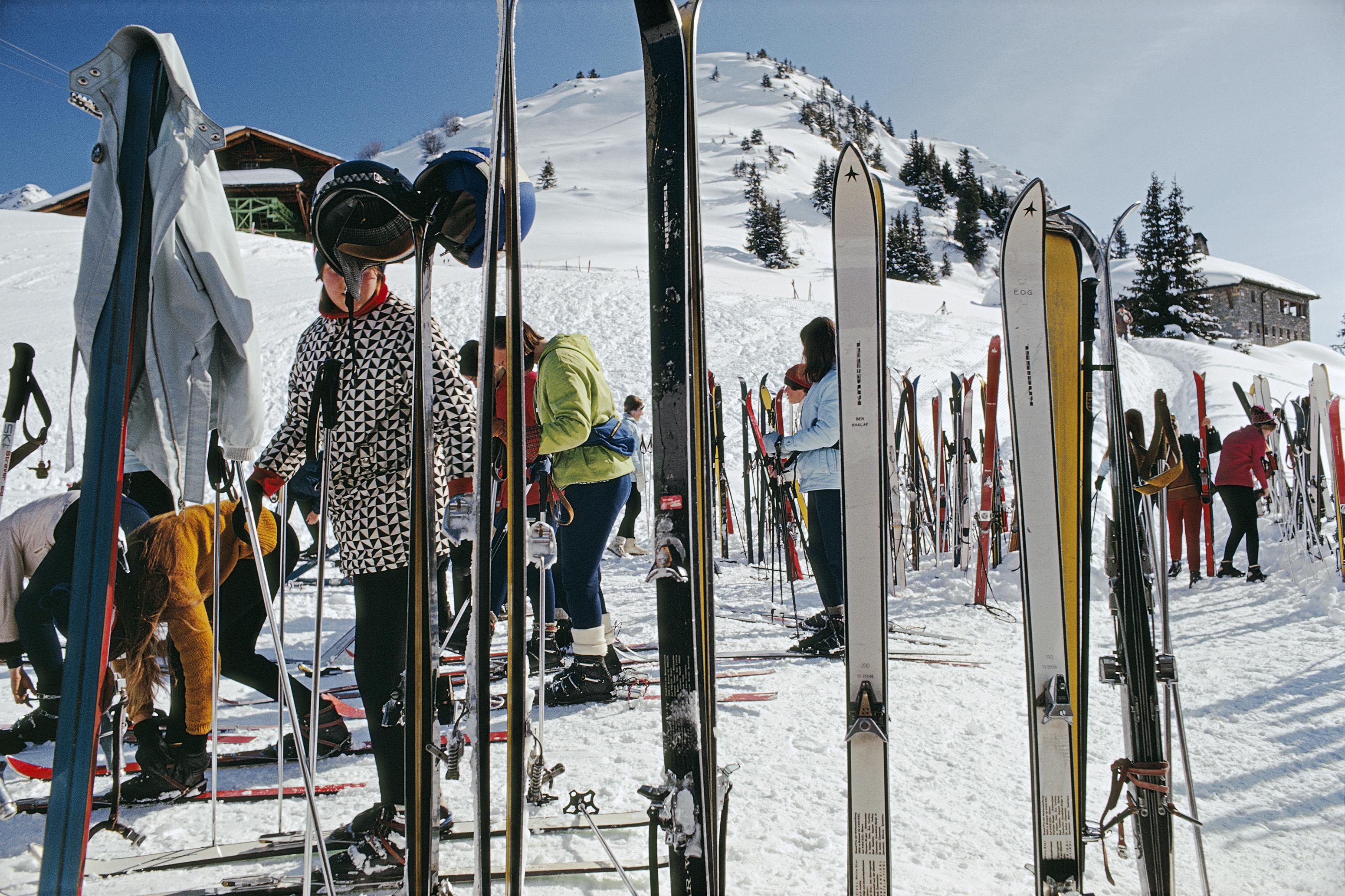 Slim Aarons Landscape Photograph – Skier von Gstaad, Nachlassausgabe