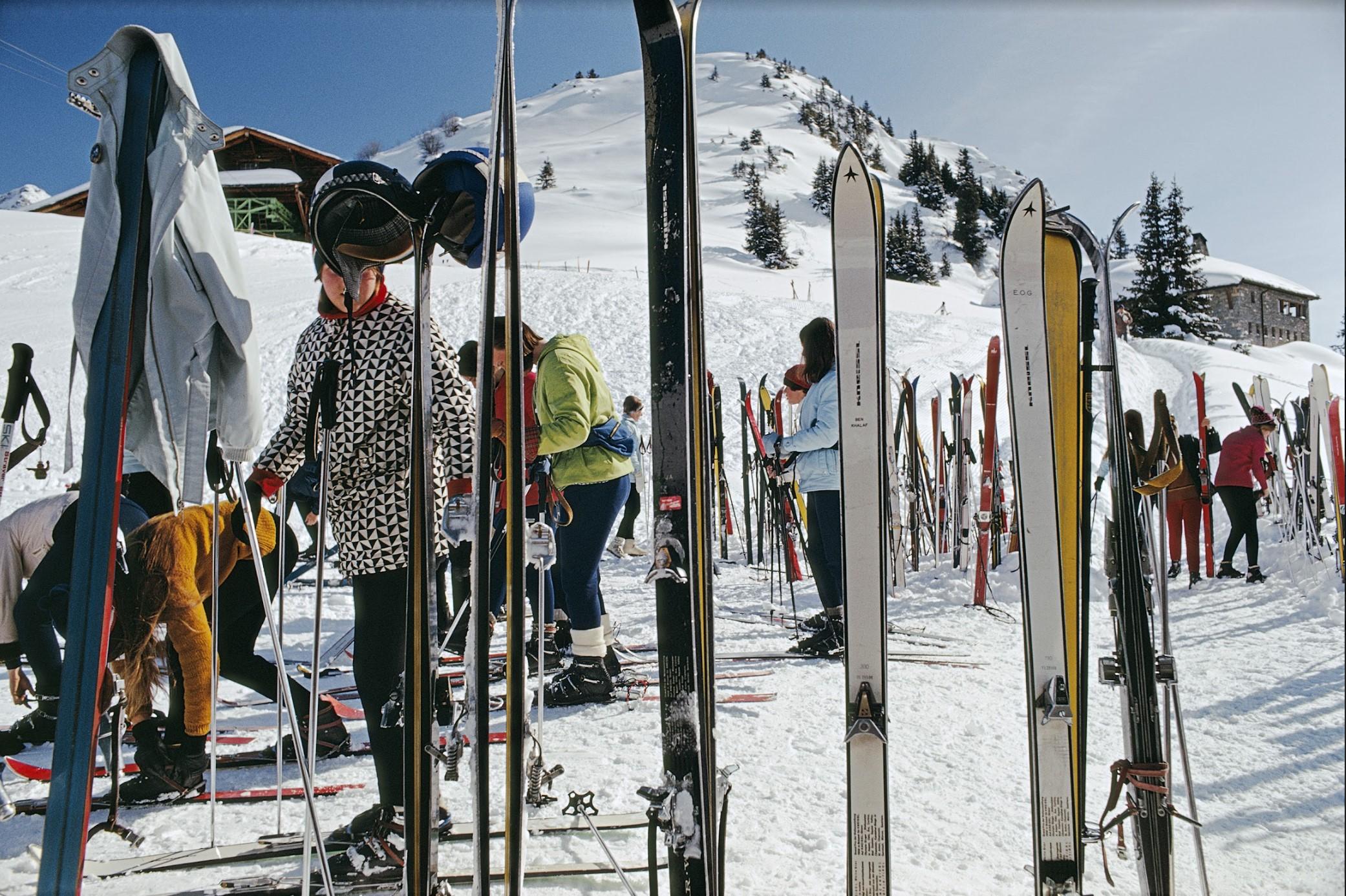 Skier in Gstaad, Slim Aarons – Stilllebenfotografie, Landschaftsfotografie