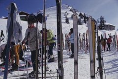 Sciatori a Gstaad Slim Aarons Estate Stampa con francobollo