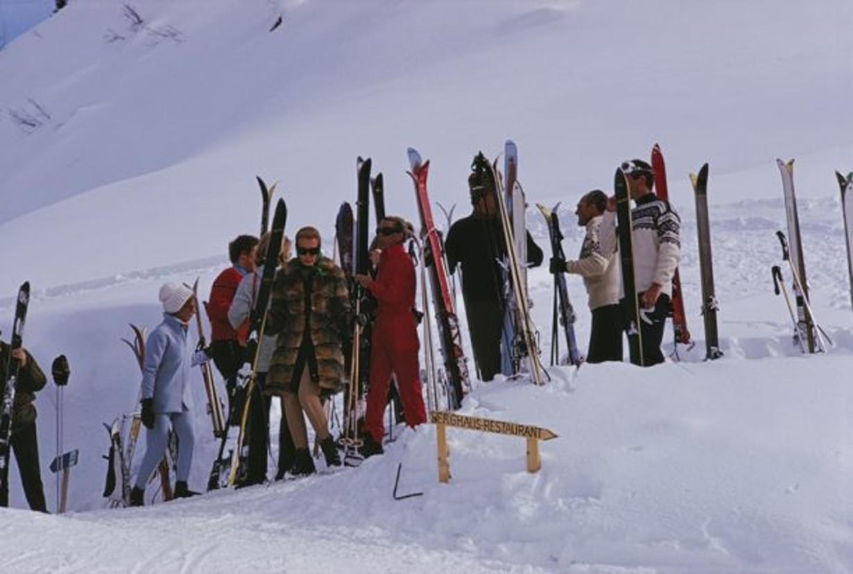 Sciatori a Gstaad 
1969
da Slim Aarons

Slim Aarons Edizione Limitata Estate

Sciatori a Gstaad, Svizzera, 1969

non incorniciato
c stampa di tipo
stampato 2023
16×20 pollici - formato carta


Limitato a 150 stampe, indipendentemente dal formato