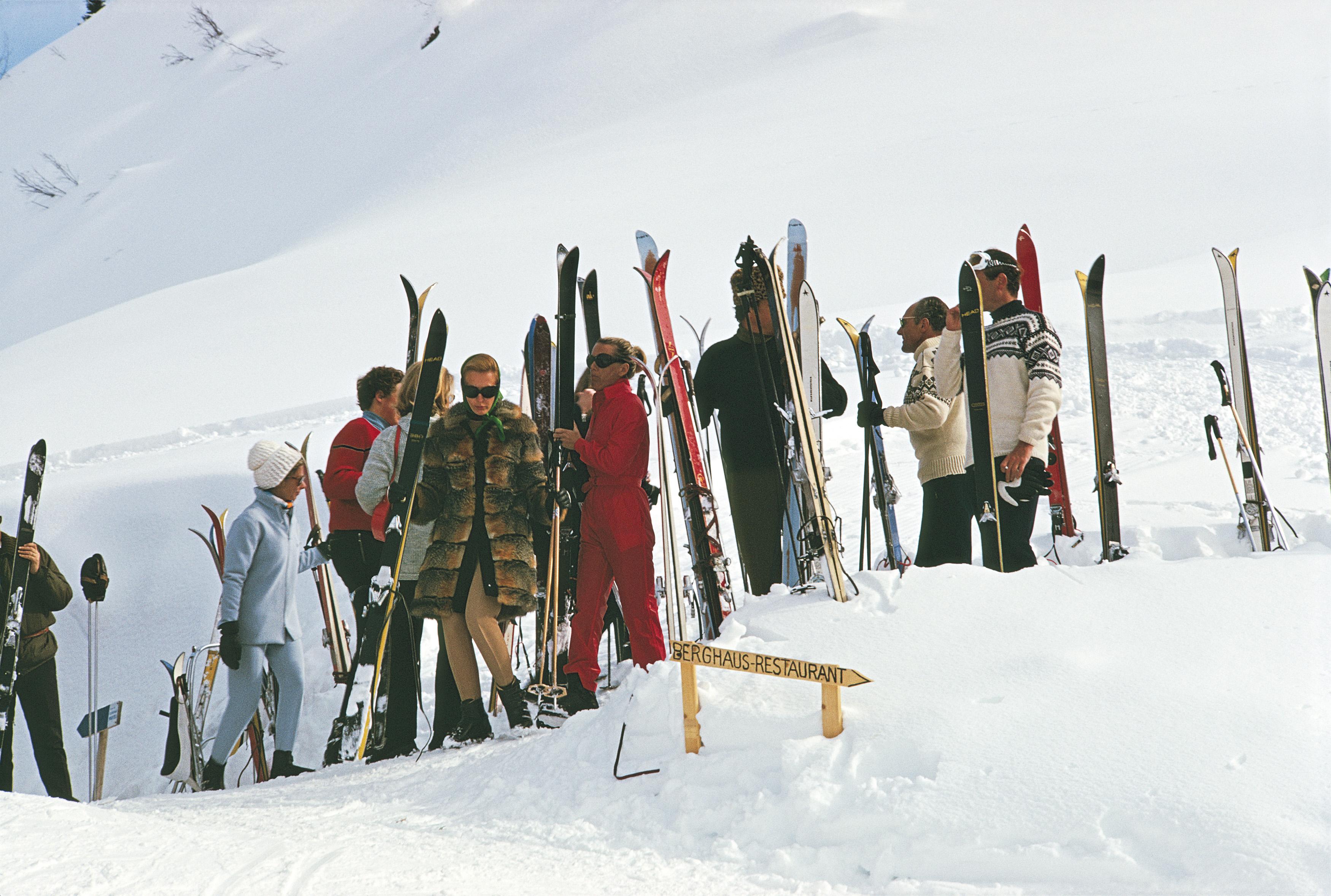 Slim Aarons Figurative Photograph - Skiers At Gstaad, Switzerland, Estate Edition, Mid-Century Modern Photograph