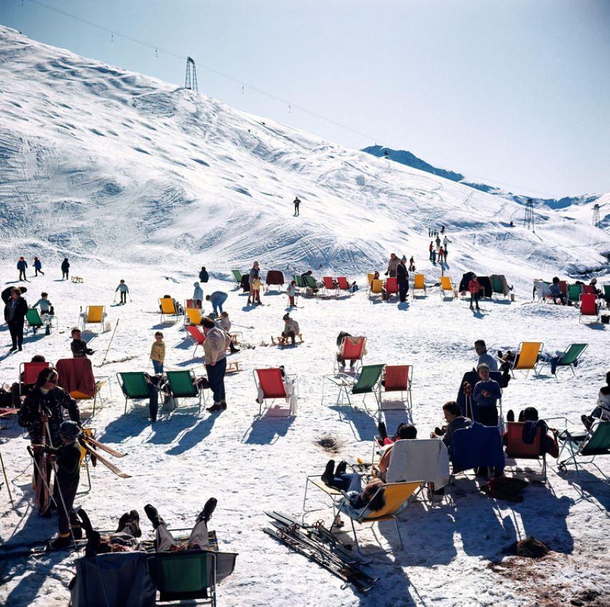 Skifahrer in Verbier 

1964 

1964: Skifahrer entspannen sich in Liegestühlen auf den Pisten von Verbier in der Schweiz.

60x60" / 152 x 152 cm - Papierformat 
Archivierungs-Pigmentdruck
ungerahmt 
(Einrahmung möglich - siehe Beispiele - bitte