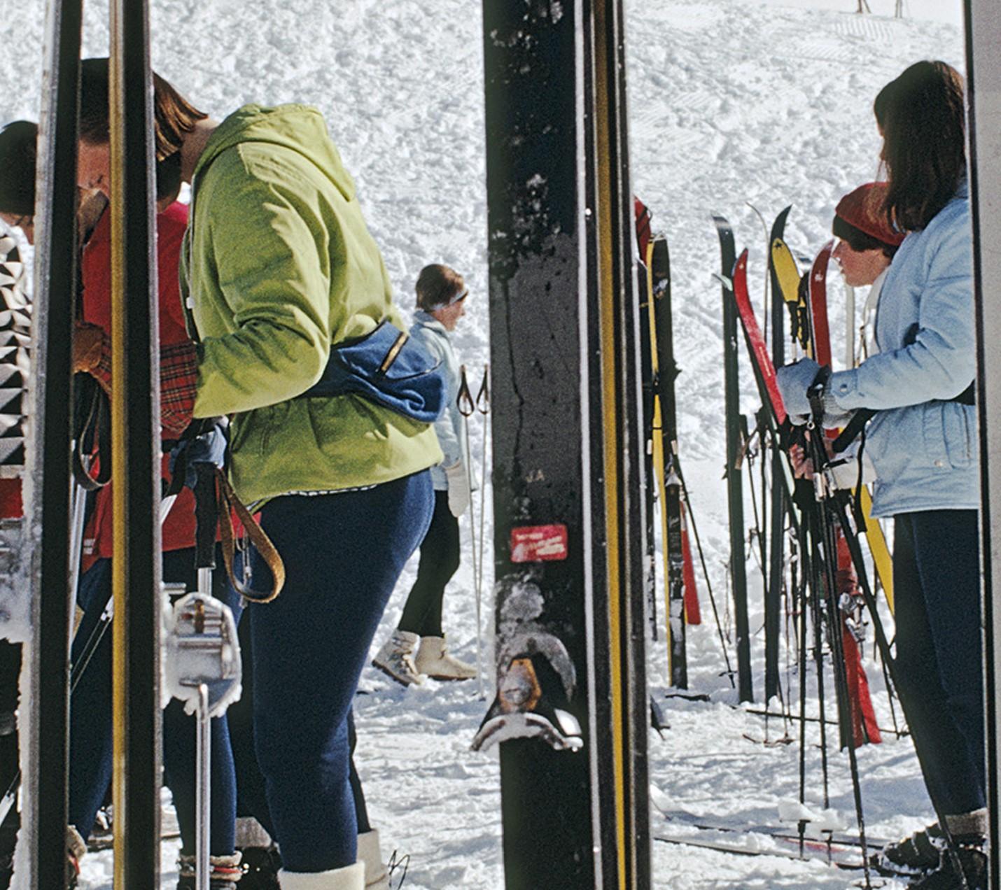Skiers in Gstaad - Photographie numérique de type C, estampillée en édition limitée en vente 1