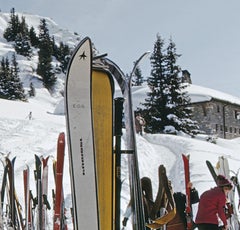 Skifahrer in Gstaad – C-Type-Farbdruck in limitierter Auflage mit Stempel des Nachlasses, 16" x 20"