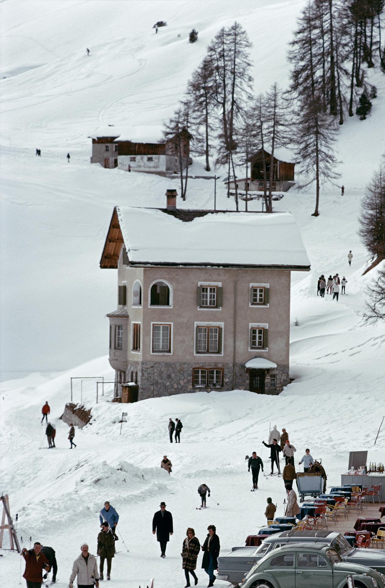 Skiers in St. Moritz, Édition de succession - Gris Color Photograph par Slim Aarons