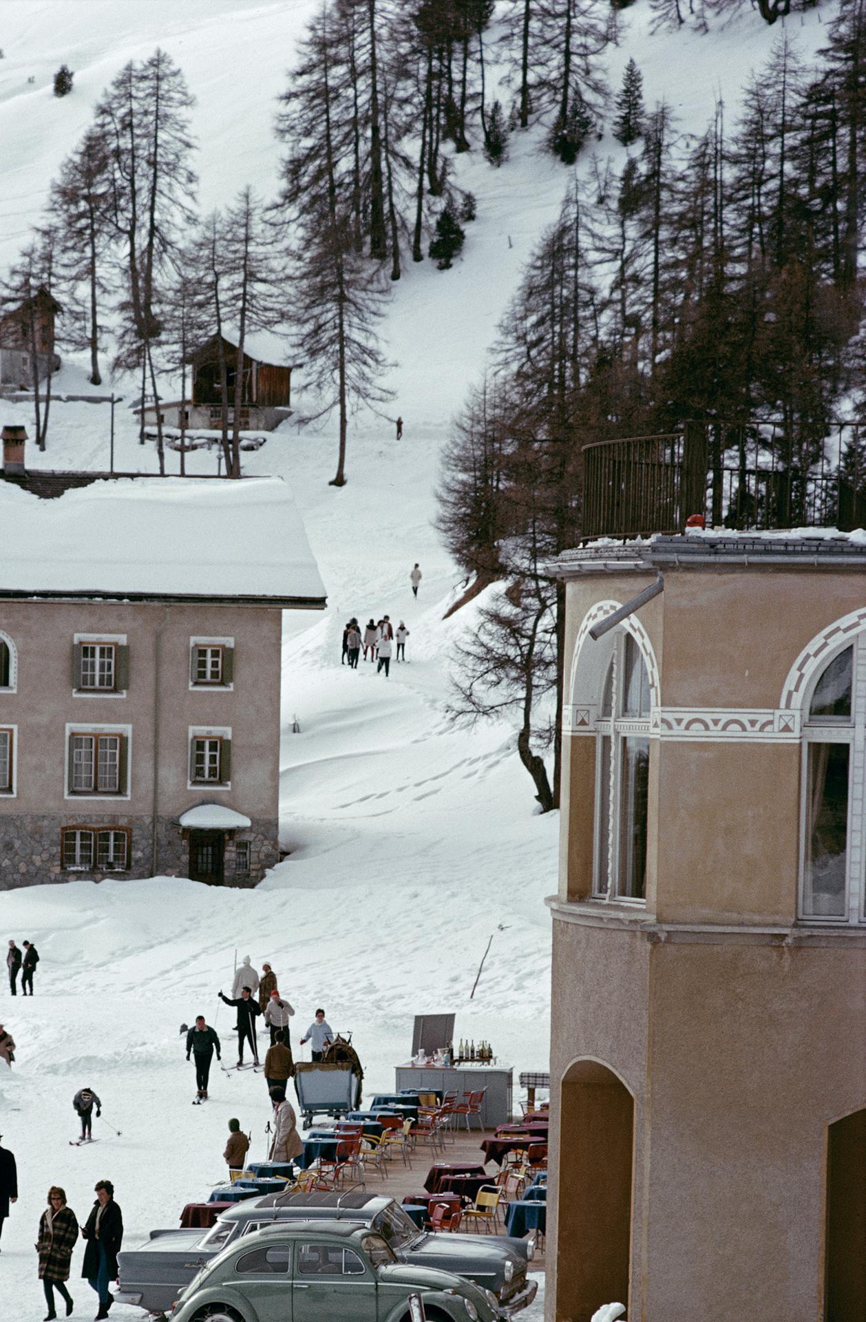 Skieurs à St Moritz, Suisse, mars 1963. 

Slim Aarons Estate Edition, certificat d'authenticité inclus.
Numéroté et tamponné par la succession Slim Aarons
Le collectionneur recevra le prochain numéro de l'édition.
Impression moderne à partir de la