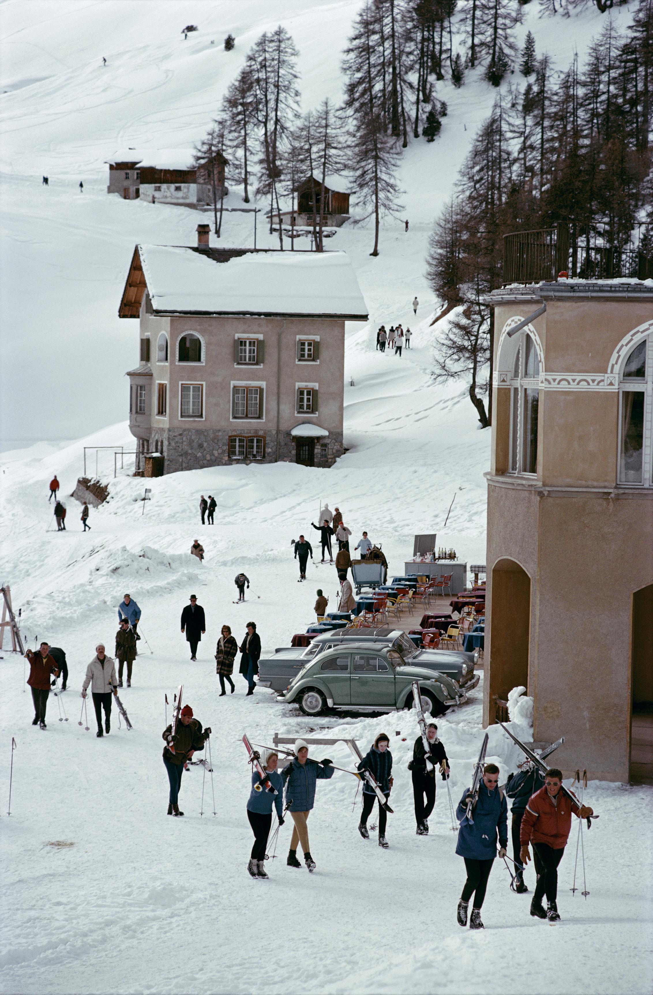Slim Aarons Color Photograph – Skier in St. Moritz, Nachlassausgabe