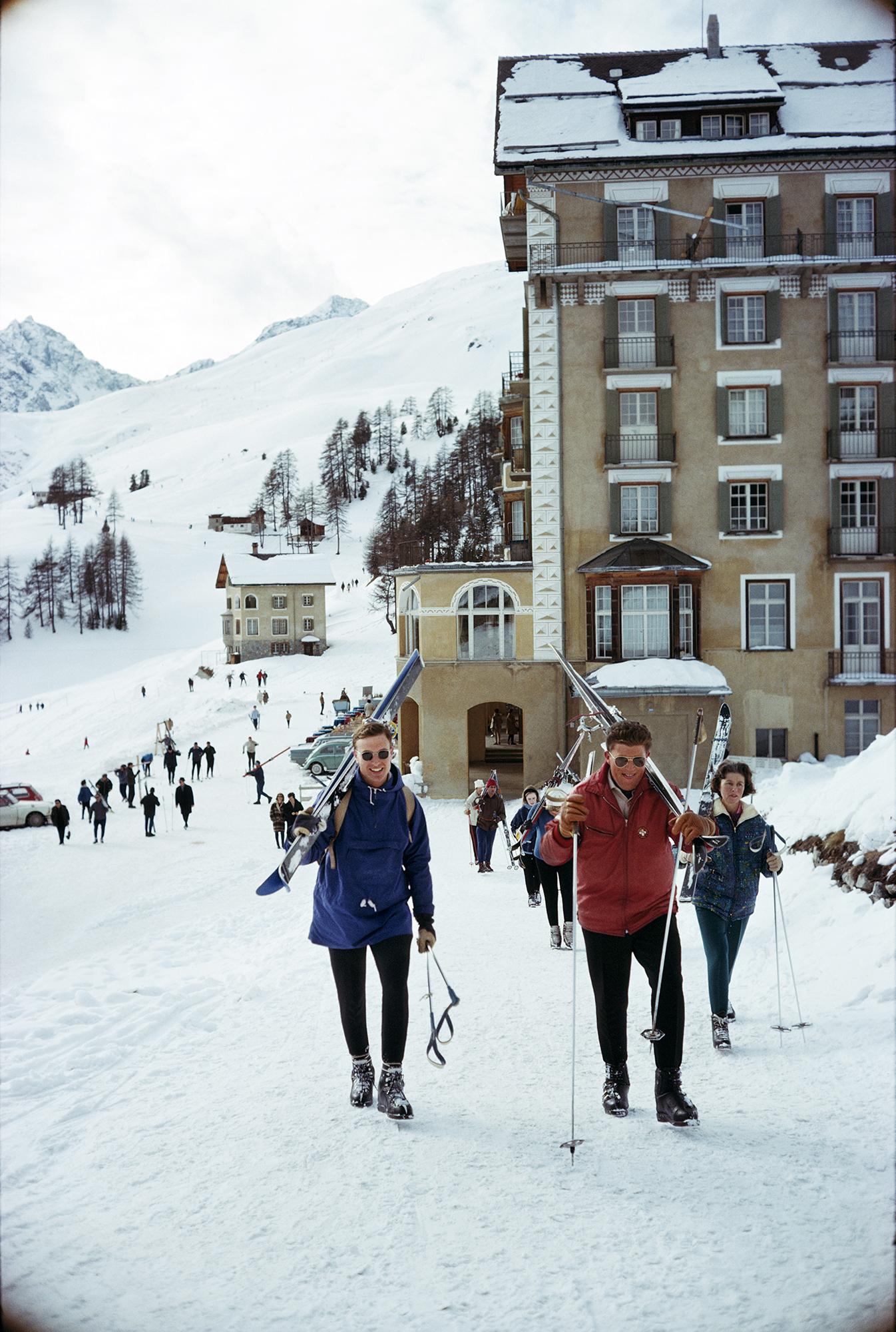 Slim Aarons Color Photograph – Skier in St. Moritz, Nachlassausgabe
