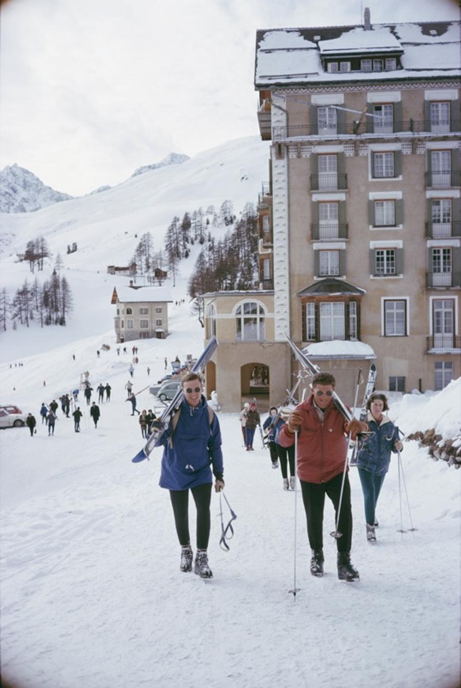 Sciatori in St. Moritz 
1963
da Slim Aarons

Slim Aarons Edizione Limitata Estate

Sciatori a St. Moritz, Svizzera, marzo 1963.

non incorniciato
c stampa di tipo
stampato 2023
24 x 20"  - formato carta

Limitato a 150 stampe, indipendentemente dal