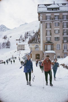 Skier in St Moritz, Slim Aarons, Nachlass, gestempelter Druck