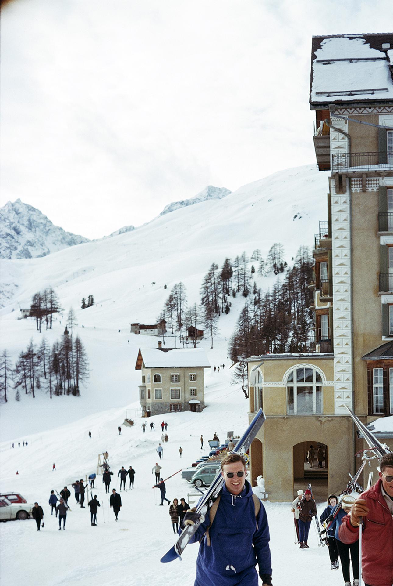 Skifahrer in St. Moritz, Schweiz, Nachlass Edition Fotografie (Grau), Portrait Photograph, von Slim Aarons