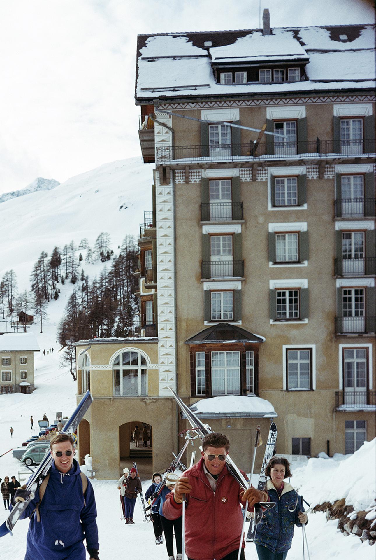Ce portrait du début des années 1960, réalisé par le photographe mondain Slim Aarons, montre des skieurs à Saint-Moritz, en Suisse, en mars 1963.

Il s'agit d'une édition de 150 exemplaires estampillés et numérotés à la main, accompagnés d'un
