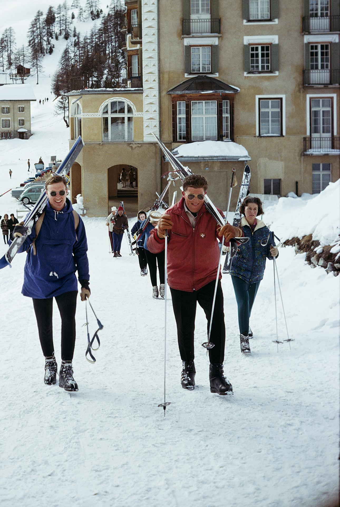 Skieurs à St. Moritz, Suisse, photographie d'édition patrimoniale en vente 1