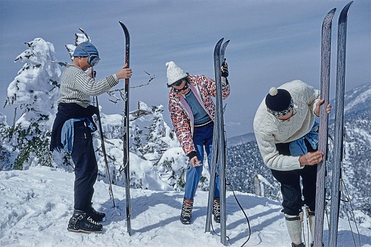 Esquiadores en las pistas de Sugarbush por Slim Aarons