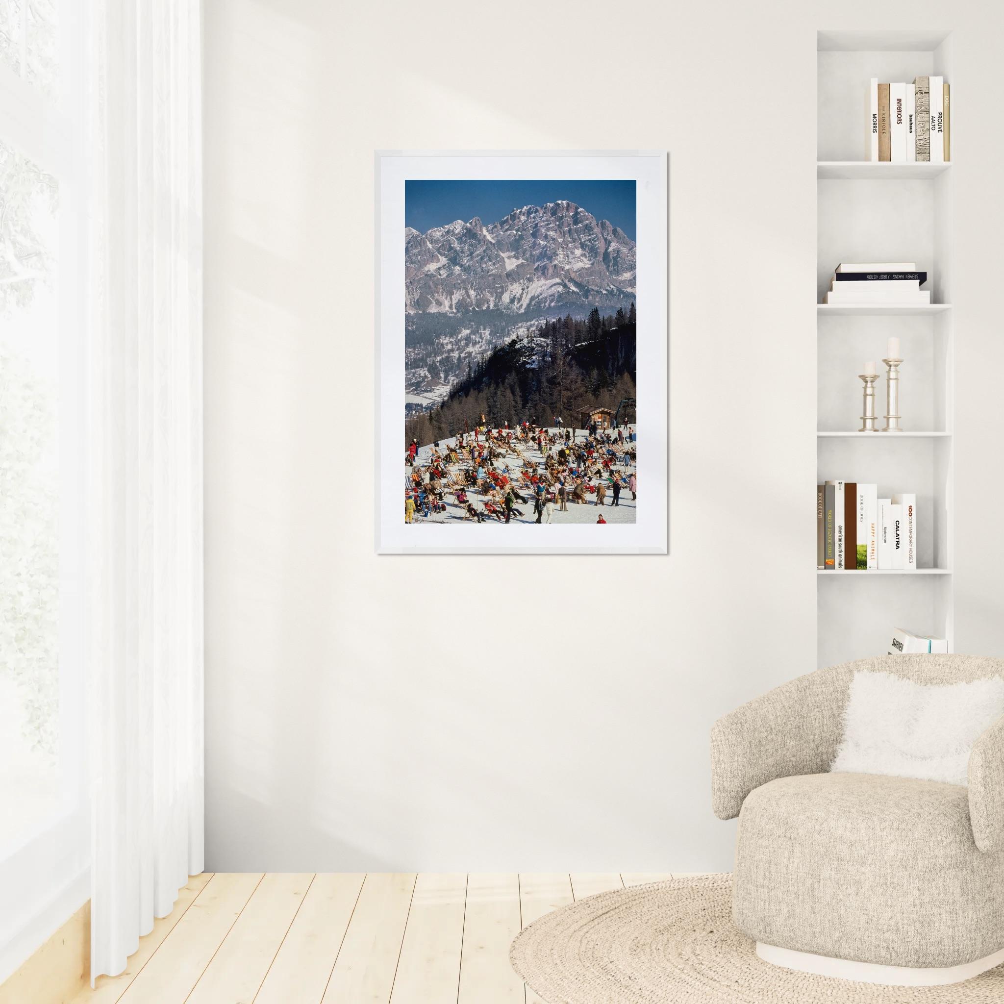 Skieurs se détendant à Cortina d'Ampezzo, 1982 (inédit) - Moderne Photograph par Slim Aarons