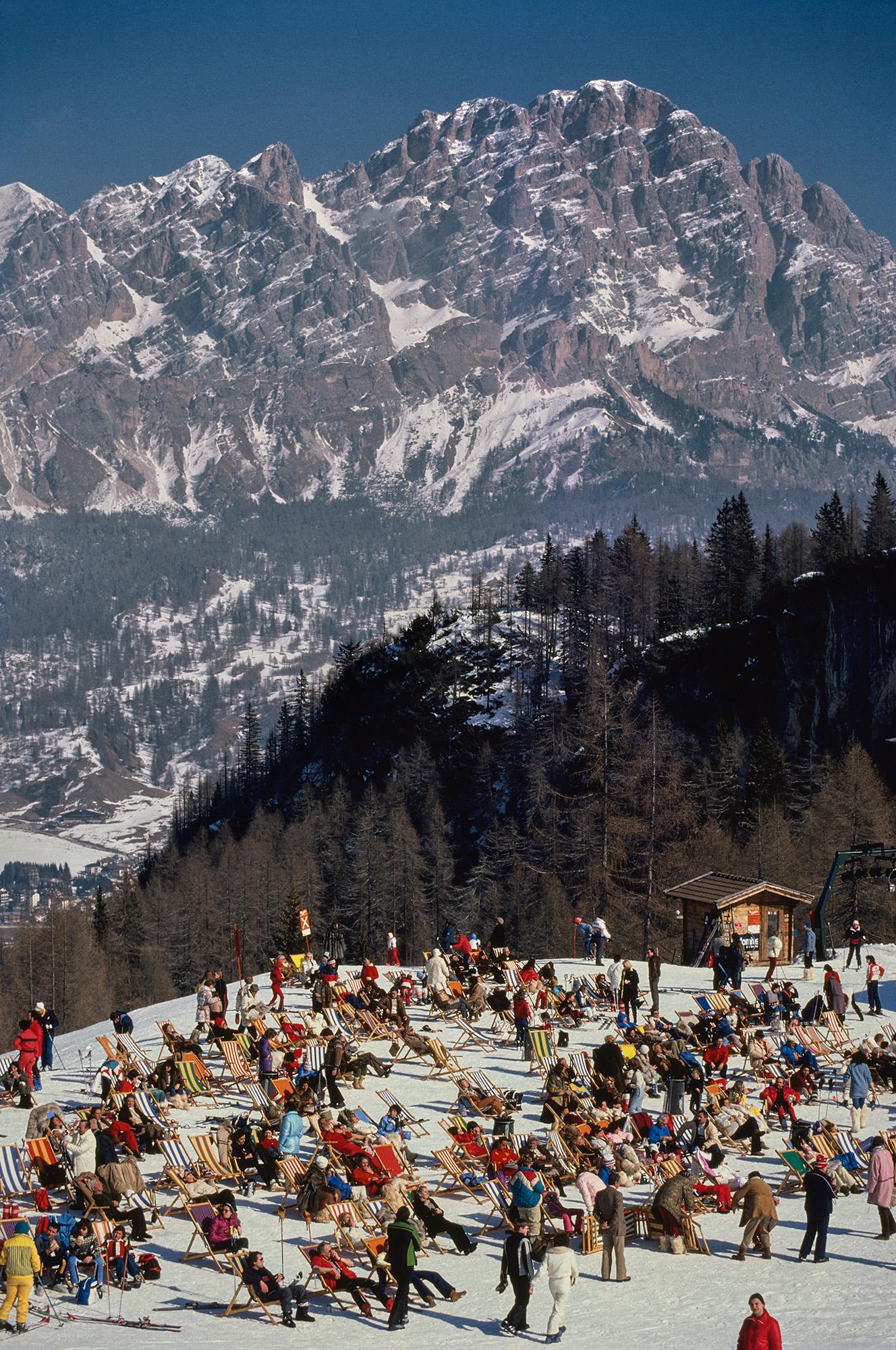Color Photograph Slim Aarons - Skieurs se détendant à Cortina d'Ampezzo, 1982 (inédit)