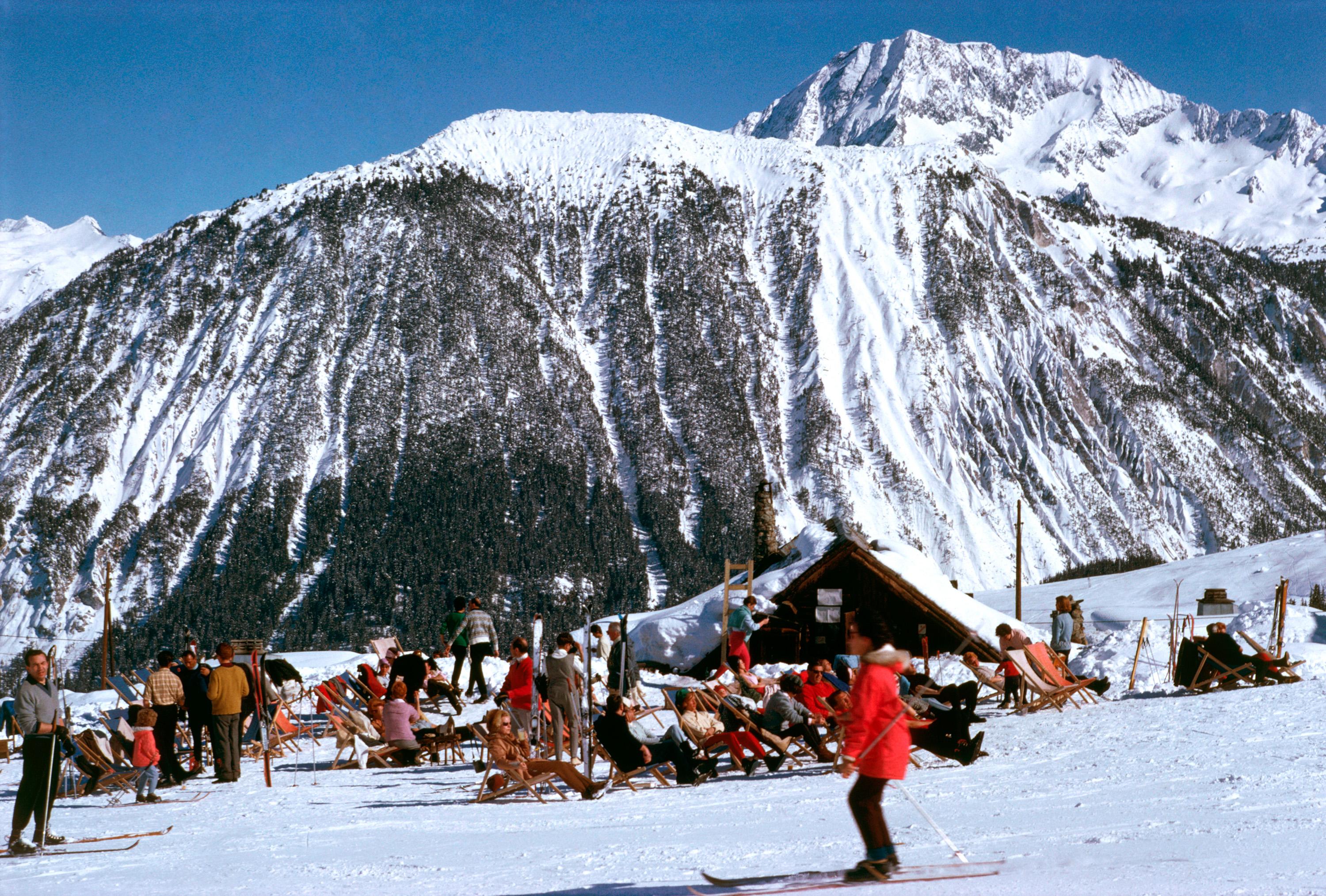 Skifahrer auf den Pisten von Courchevel, Frankreich, 1963.

Slim Aarons Estate Edition, inklusive Echtheitszertifikat
Nummeriert und gestempelt vom Slim Aarons Estate

Moderne Nachlassausgabe mit Nachlass-Blindstempelsignatur und Handnummer im