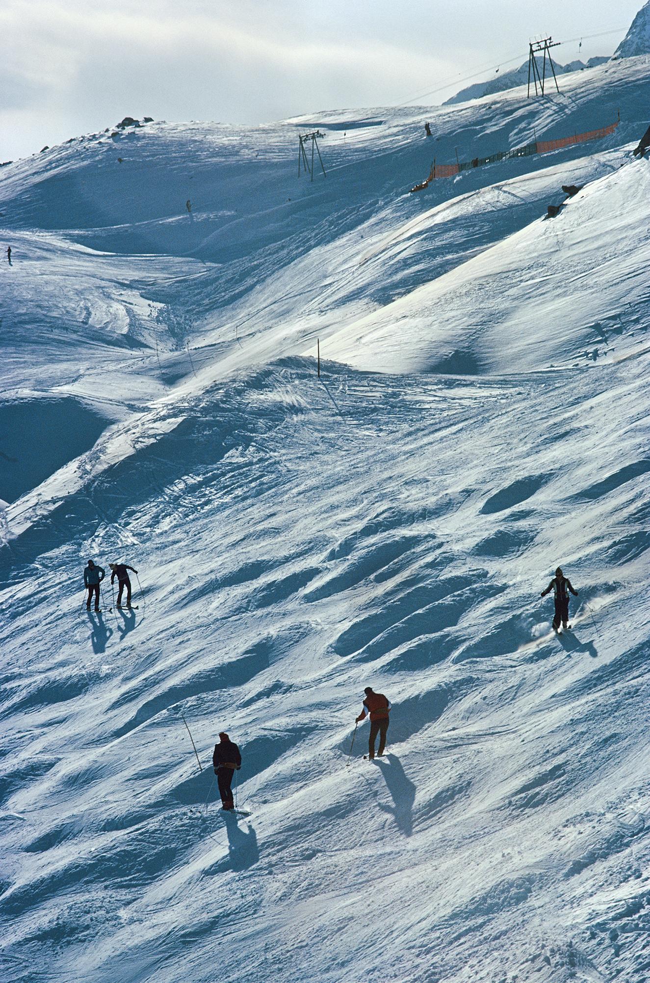 Slim Aarons Color Photograph – Skifahren in St. Moritz, Nachlassausgabe