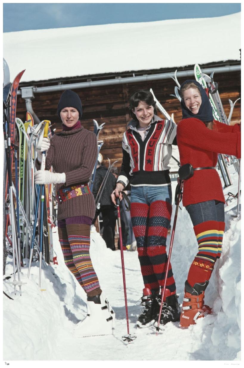 Ski à Gstaad 1977 - Slim Aarons 

Christine Camerana, Caroline Stoop et Christine Semenenko Warrender se préparent pour une journée sur les pistes de Gstaad, en Suisse, en février 1977.

24 x 20" pouces / 61 x 51 cm format du papier 

Photo par Slim