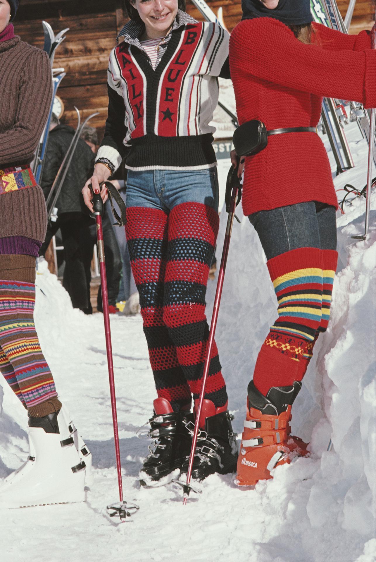 Ce portrait de la fin des années 1970, réalisé par le photographe mondain Slim Aarons, montre (de gauche à droite) Christine Camerana, Caroline Stoop et Christine Semenenko Warrender se préparant à une journée sur les pistes de ski à Gstaad, en