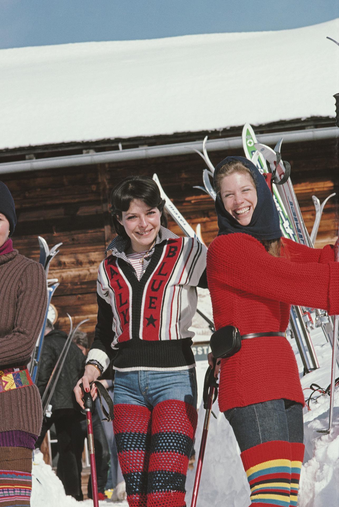 En este retrato de finales de los años 70, realizado por el fotógrafo de sociedad Slim Aarons, aparecen (de izquierda a derecha) Christine Camerana, Caroline Stoop y Christine Semenenko Warrender preparándose para un día en las pistas de Gstaad,