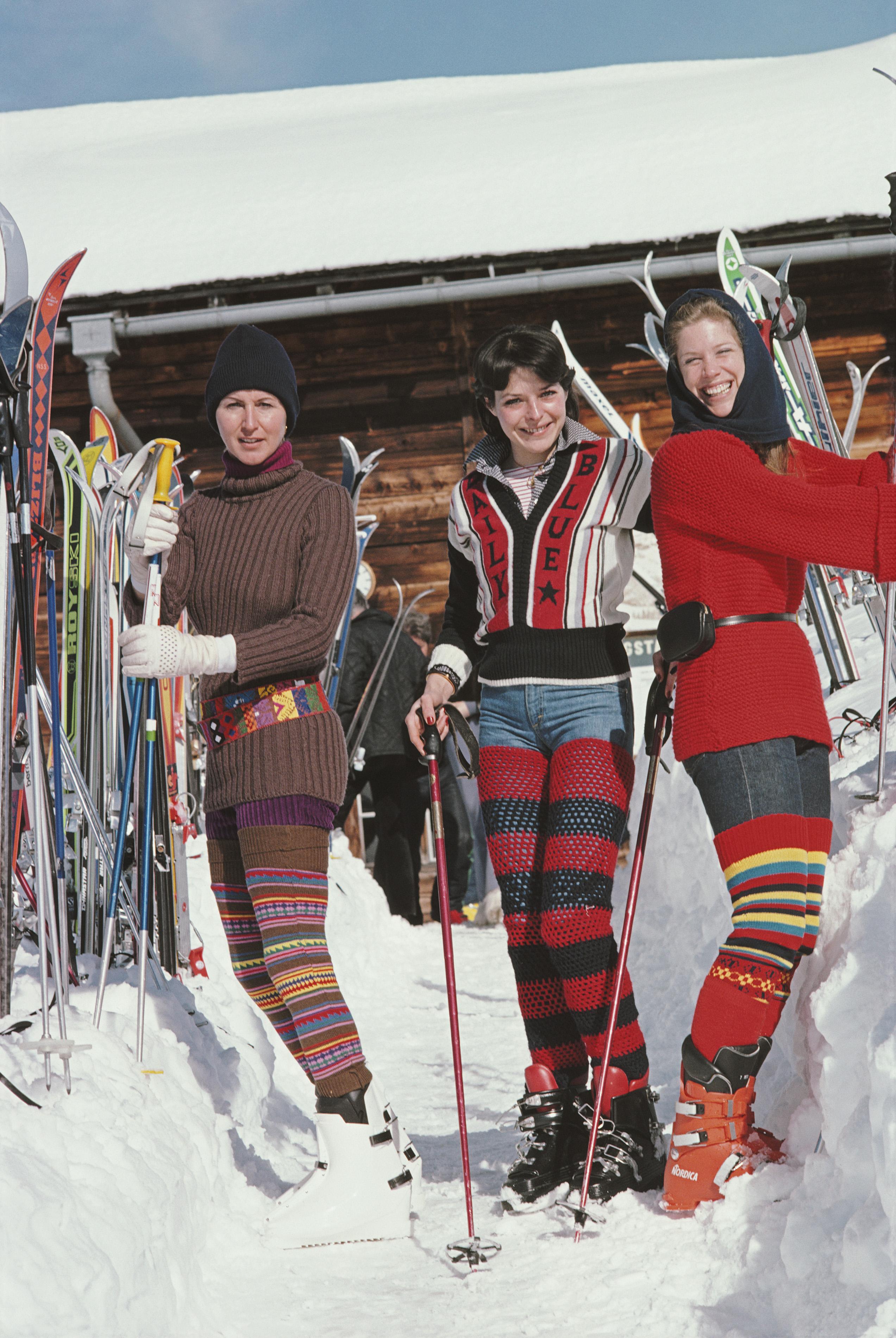 Dieses Porträtfoto aus den späten 1970er Jahren, aufgenommen vom Society-Fotografen Slim Aarons, zeigt (von links nach rechts) Christine Camerana, Caroline Stoop und Christine Semenenko Warrender bei den Vorbereitungen für einen Tag auf den