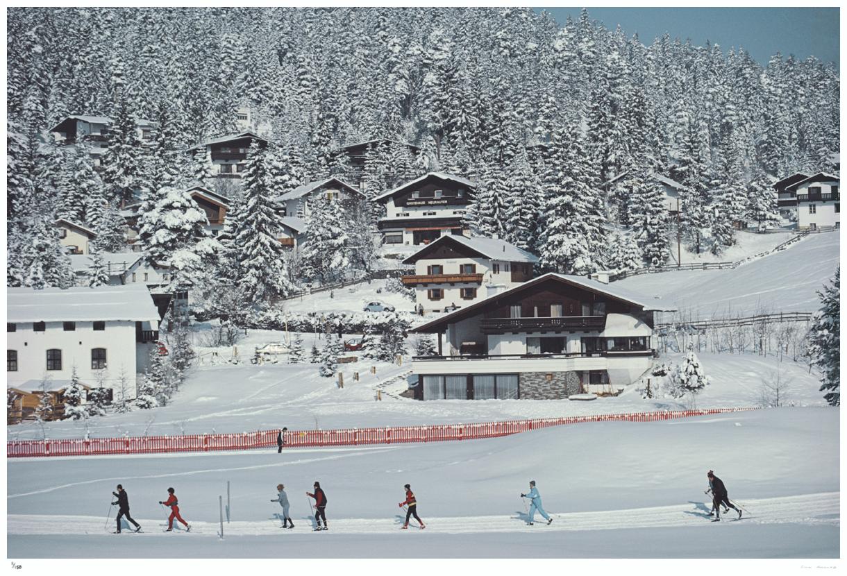 Ski à Seefeld 1985 - Slim Aarons estampillé par la succession

Un groupe d'hommes et de femmes font du ski de fond à Seefeld, Autriche, 1985.

30 x 40" pouces / 76 x 102 cm format du papier 

Collection Samped Edition à 150 exemplaires 

Photo par
