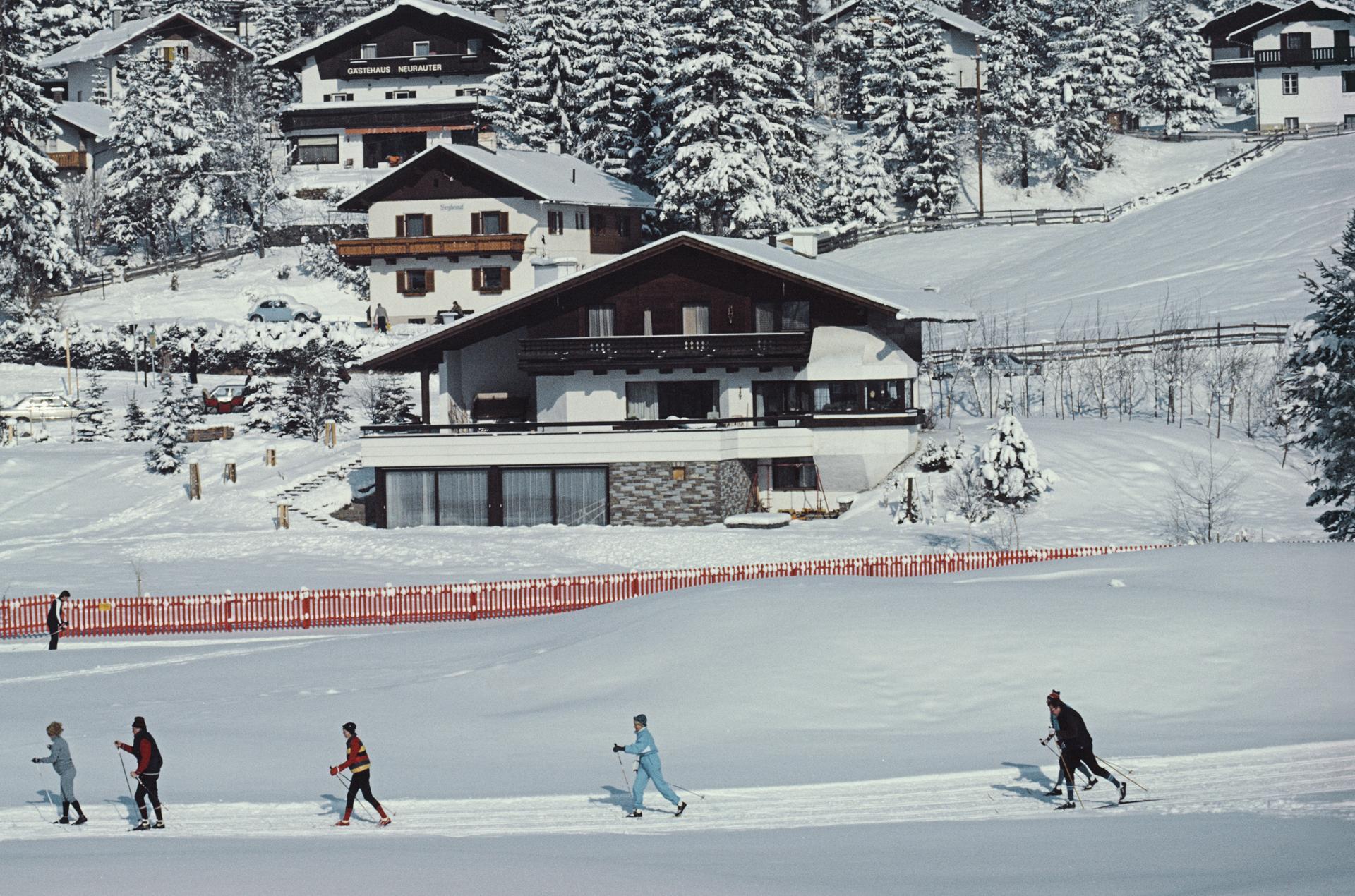 Esquiando En Seefeld, Austria, Edición Inmobiliaria, Fotografía de Paisaje Invernal - Landscape Photograph Gris de Slim Aarons