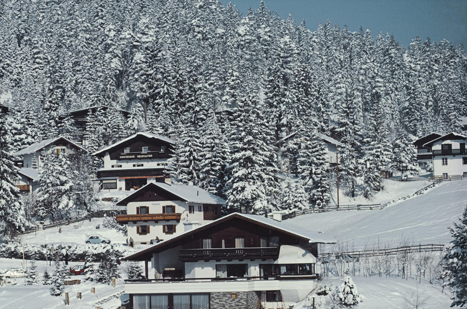 Esta fotografía de paisaje invernal de mediados de la década de 1980, captada por el fotógrafo de sociedad Slim Aarons, muestra a un grupo de hombres y mujeres practicando esquí de fondo en Seefeld, Austria, 1985.

Se trata de una edición sellada y
