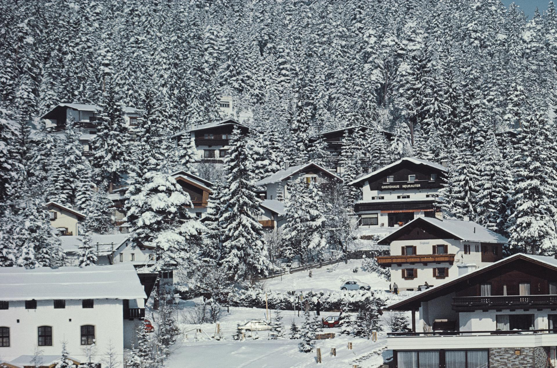 Esquiando En Seefeld, Austria, Edición Inmobiliaria, Fotografía de Paisaje Invernal en venta 1