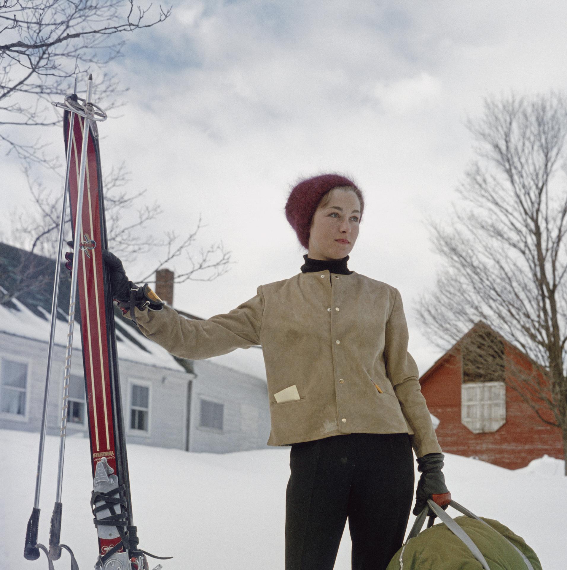 Sciare a Stowe, Vermont, Edizione Estate, Ritratto Fotografico - Portrait Photograph Grigio di Slim Aarons