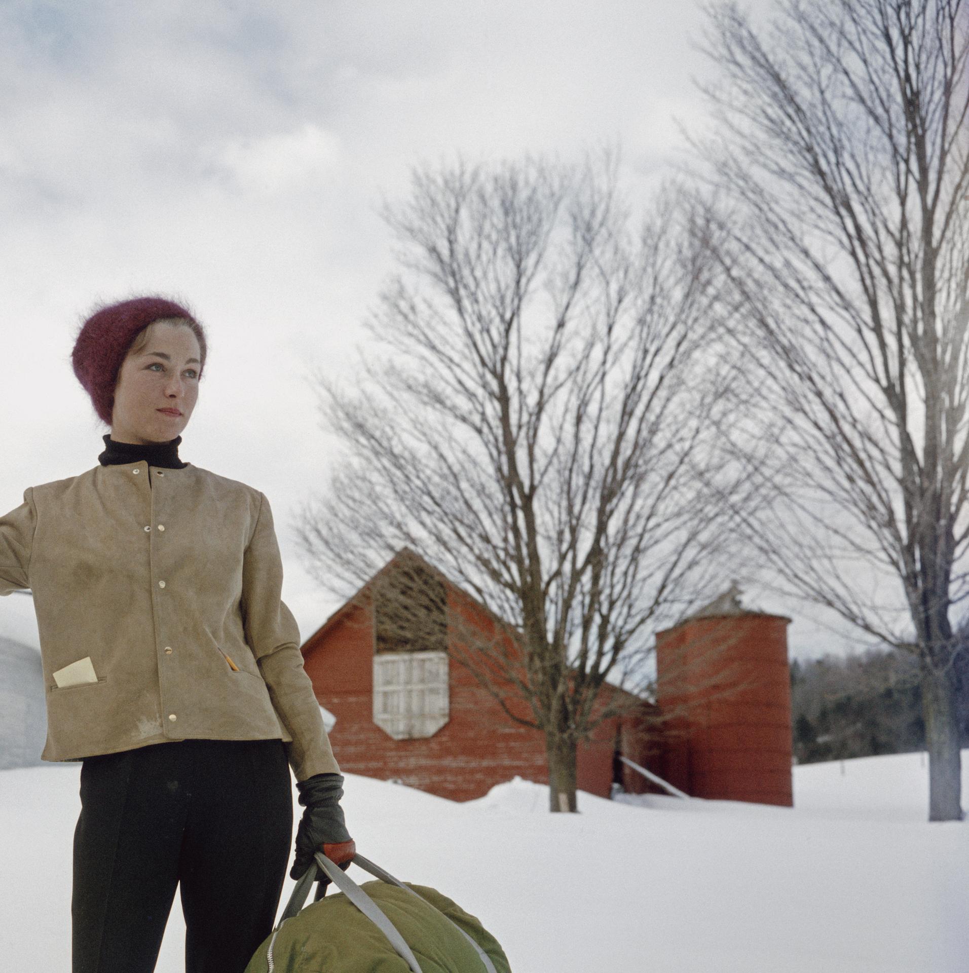 Questo ritratto dei primi anni '60, scattato dal fotografo di società Slim Aarons, ritrae una giovane donna in attesa di andare a sciare a Stowe, nel Vermont, USA.

Si tratta di un'edizione stampata e numerata a mano di 150 esemplari con certificato