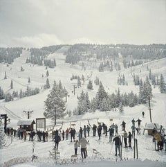 Skiing in Vail (1964) Estampillé « Limited Estate » (succession limitée) - Grande XL