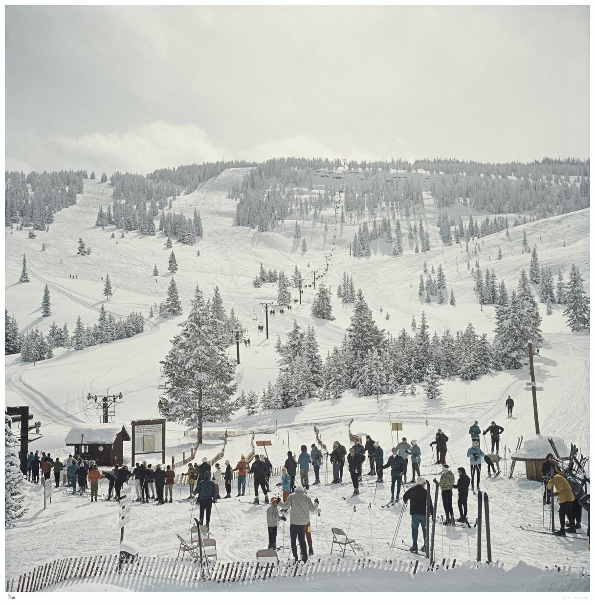 Ski à Vail 1964 - Slim Aarons estampillé par la succession

Un groupe de skieurs fait la queue en attendant les remontées mécaniques à Vail, Colorado, États-Unis, 1964.

16 x 16" pouces / 41 x 41 cm format du papier 

Collection Samped Edition à 150