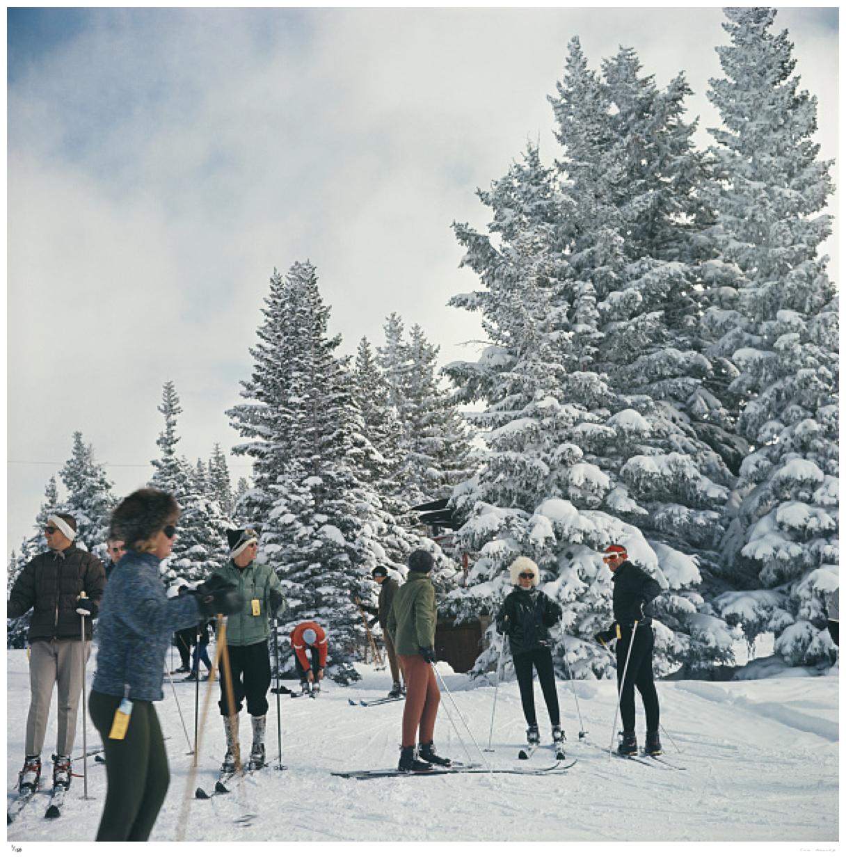 Ski à Vail 1964 - Slim Aarons estampillé par la succession

Groupe de skieurs à côté d'arbres enneigés à Vail, Colorado, États-Unis, 1964.

12 x 12" pouces / 30 x 30 cm format du papier 

Collection Samped Edition à 150 exemplaires 

Photo par Slim